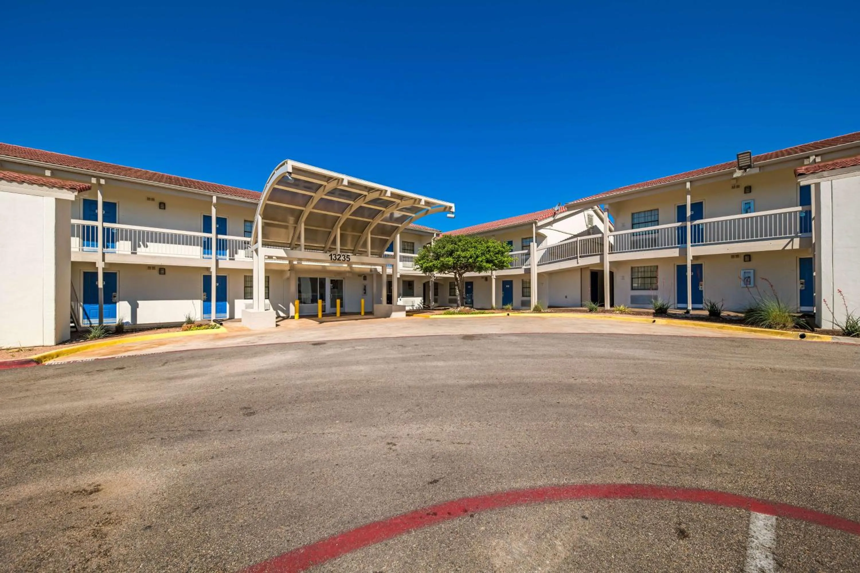 Property building in Motel 6-Dallas, TX - Farmers Branch