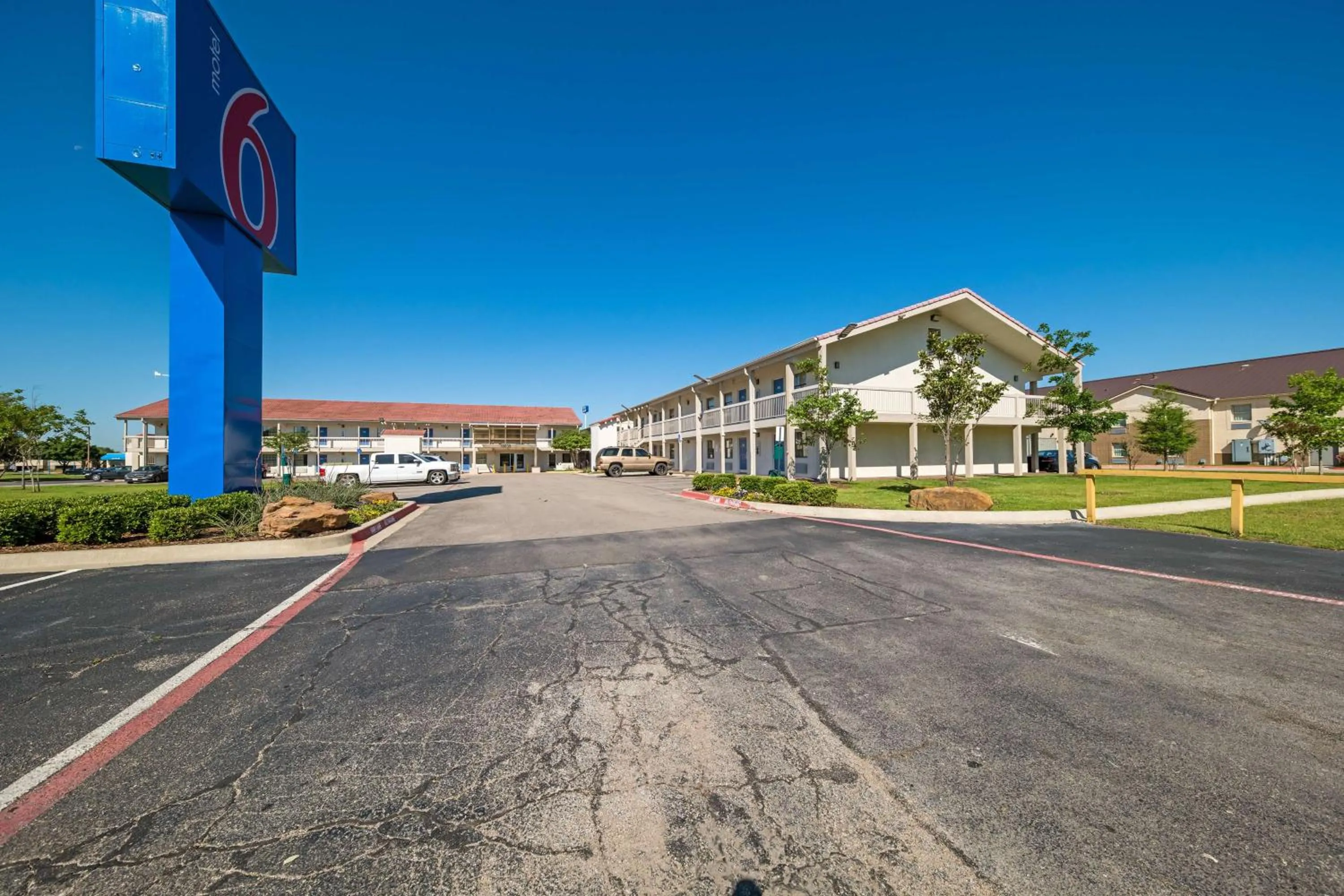 Property building in Motel 6-Dallas, TX - Farmers Branch