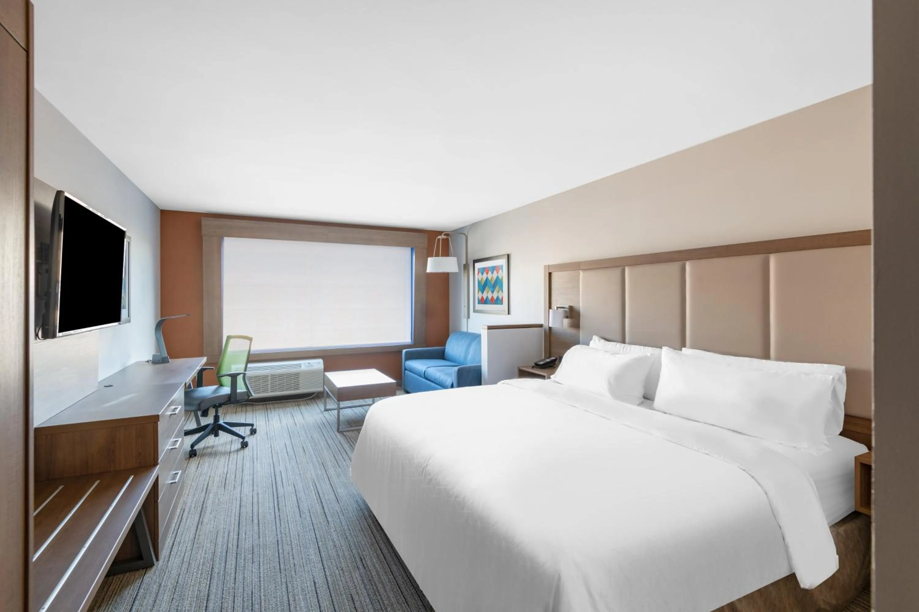 Photo of the whole room, Bed in Holiday Inn Express & Suites - Phoenix - Airport North by IHG