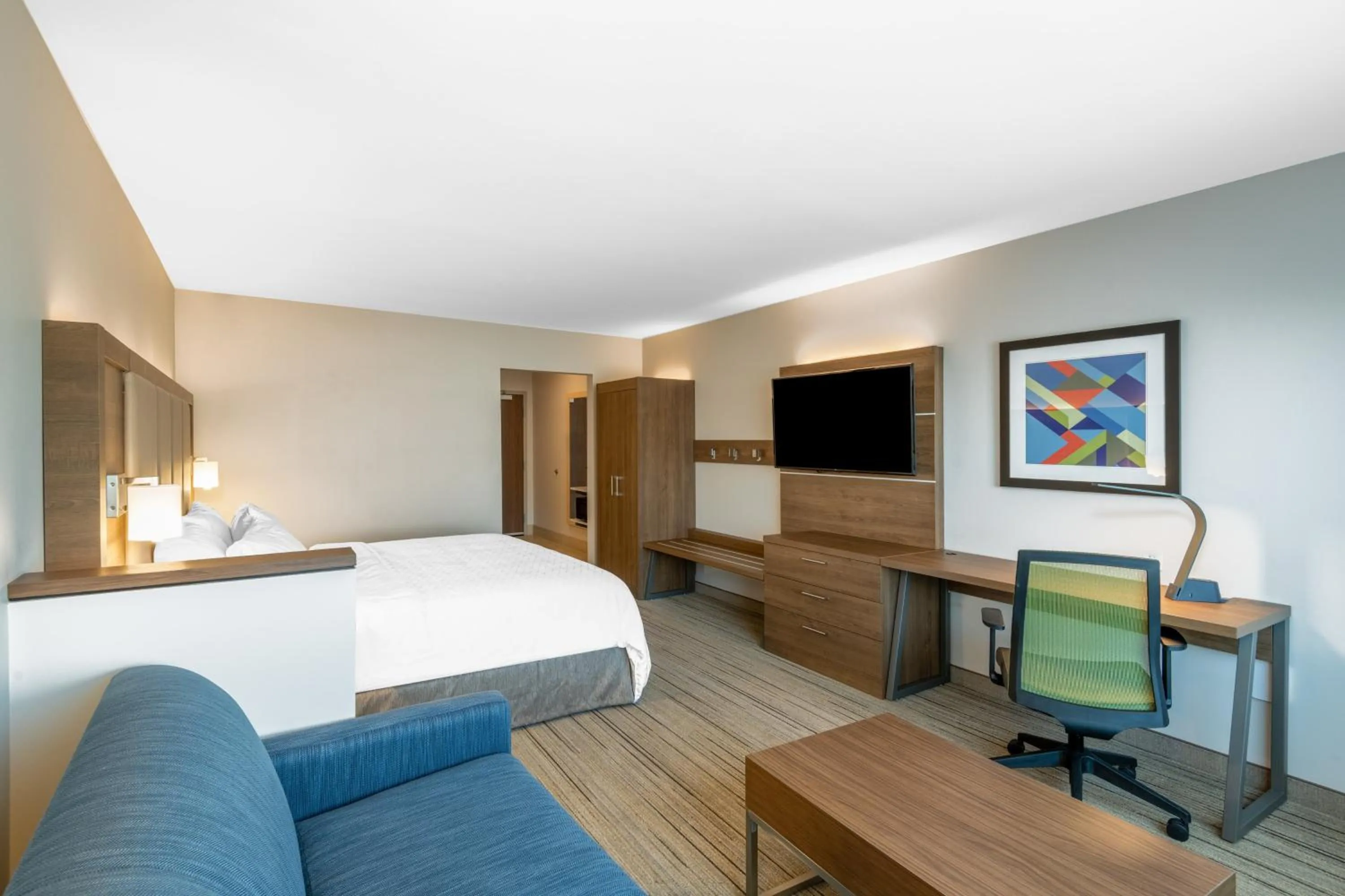 Photo of the whole room, Bed in Holiday Inn Express & Suites - Phoenix - Airport North by IHG