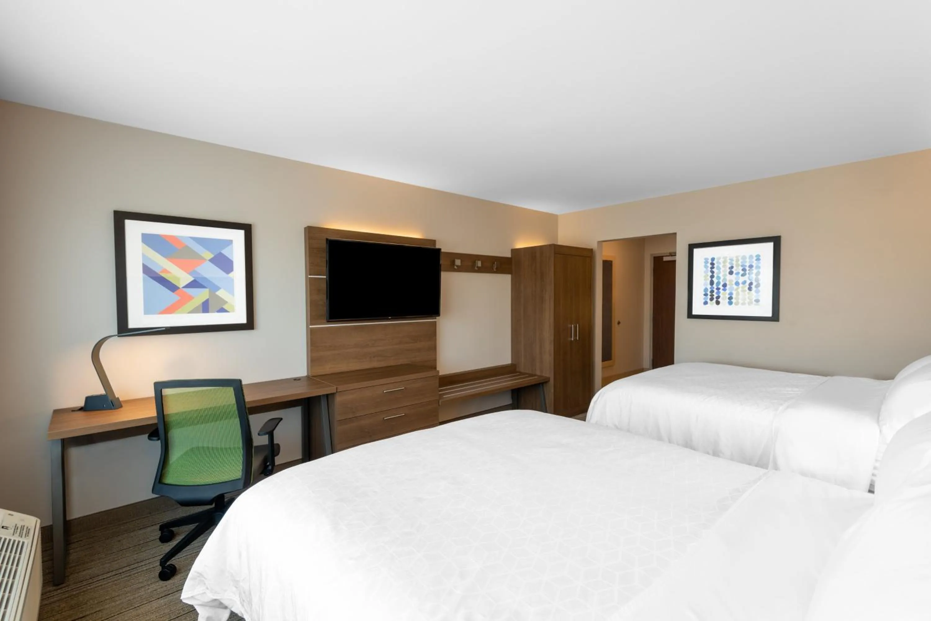 Photo of the whole room, Bed in Holiday Inn Express & Suites - Phoenix - Airport North by IHG