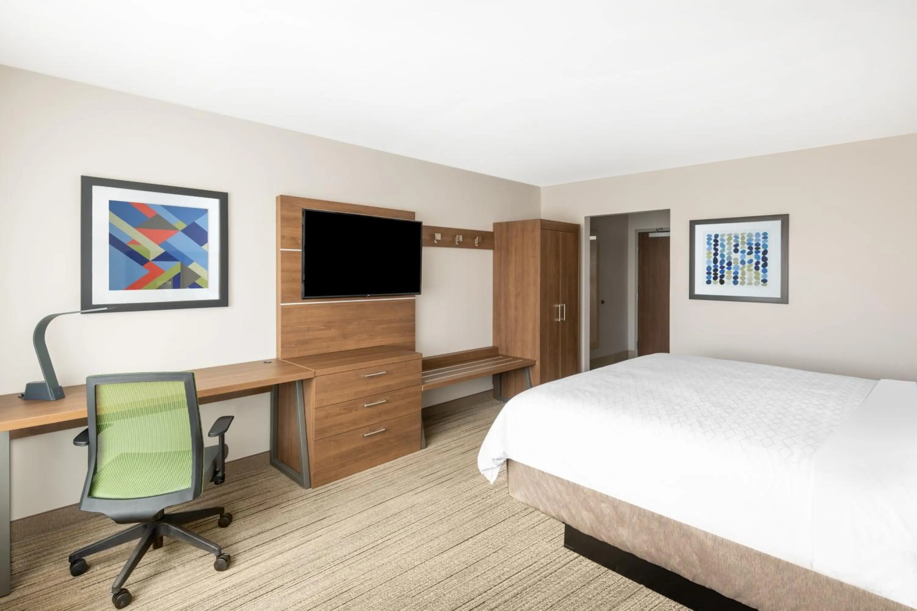 Photo of the whole room, Bed in Holiday Inn Express & Suites - Phoenix - Airport North by IHG