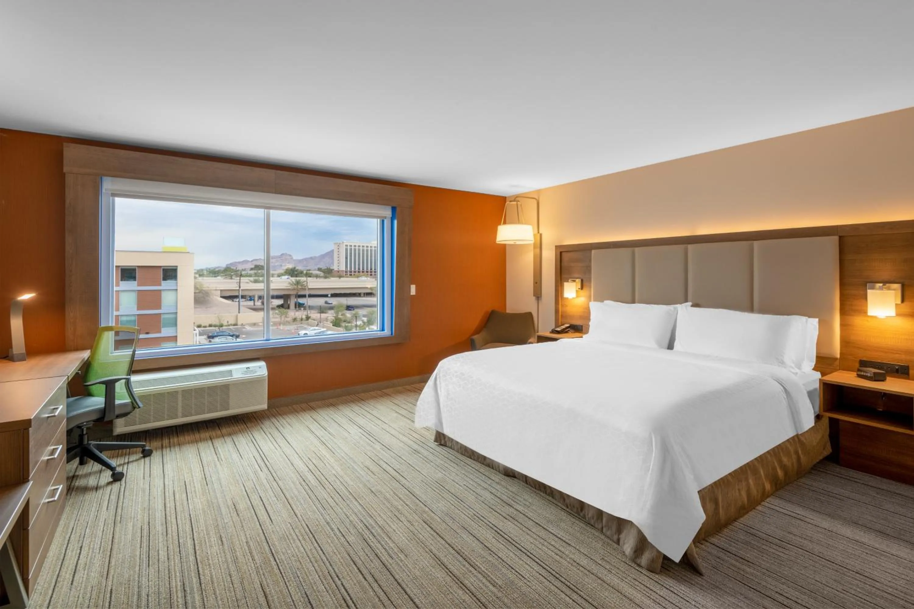 Photo of the whole room, Bed in Holiday Inn Express & Suites - Phoenix - Airport North by IHG