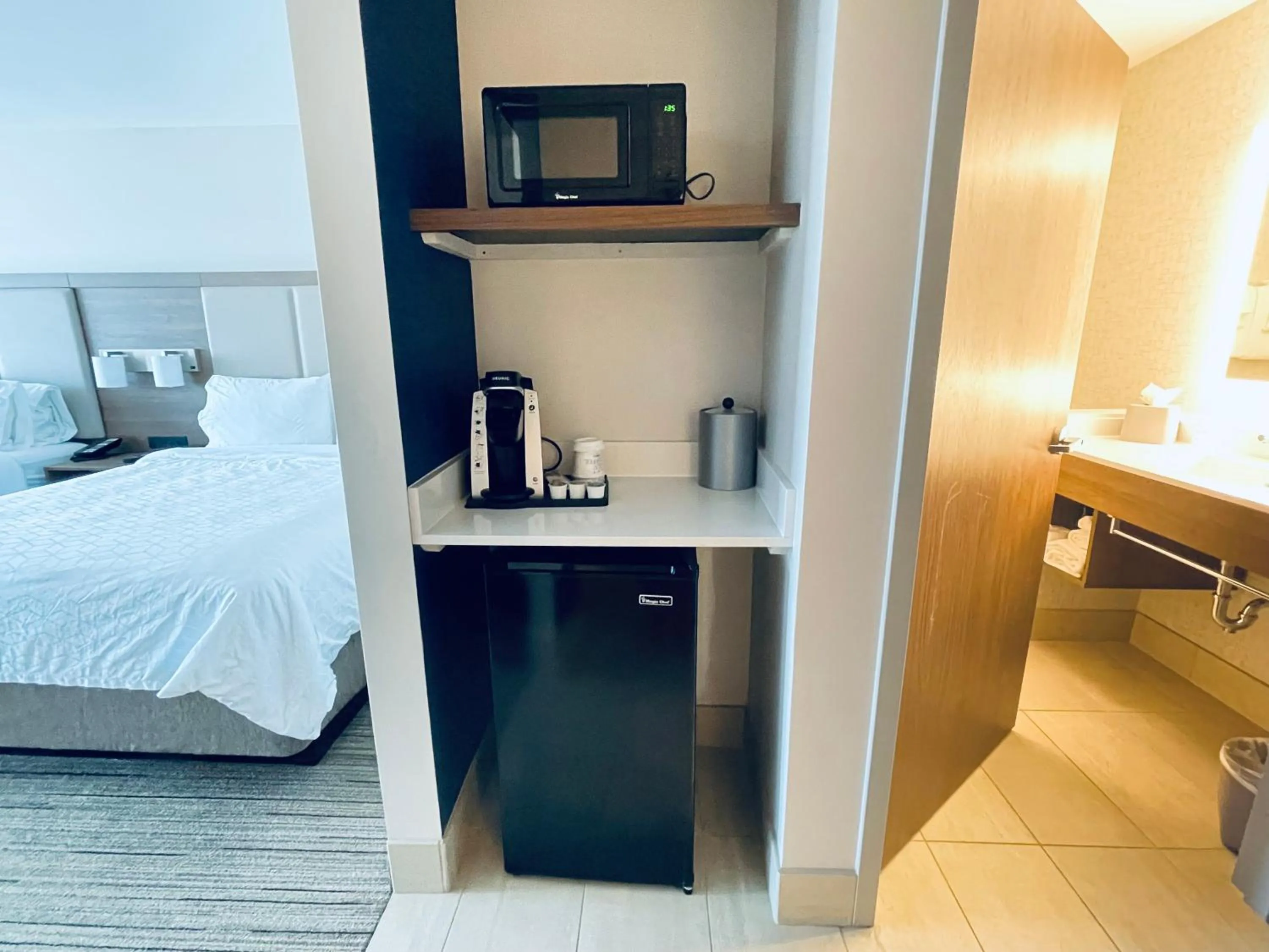 Coffee/tea facilities, Bed in Holiday Inn Express & Suites - Phoenix - Airport North by IHG