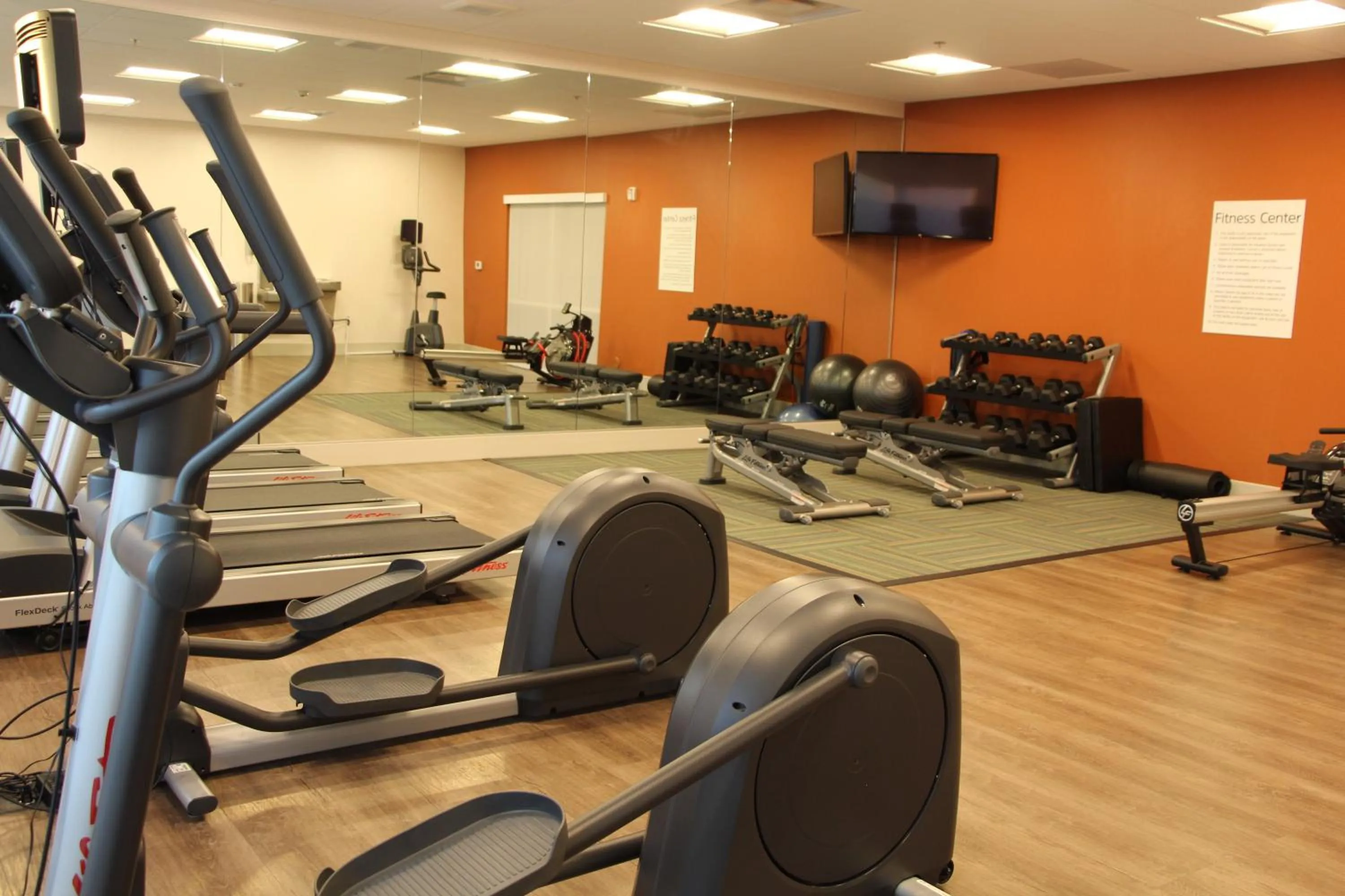 Fitness centre/facilities in Holiday Inn Express & Suites - Phoenix - Airport North by IHG
