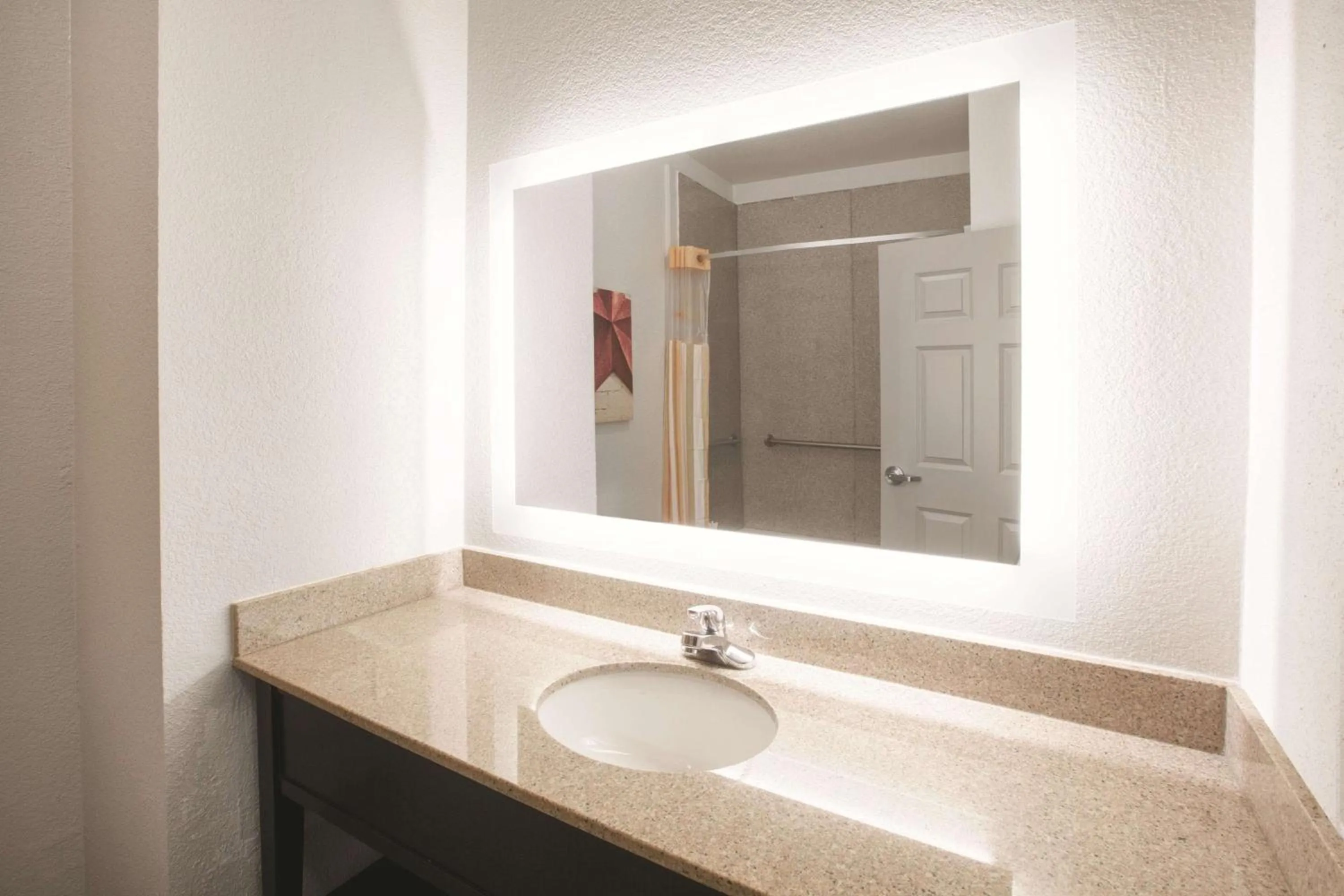 Photo of the whole room in La Quinta by Wyndham Mansfield TX