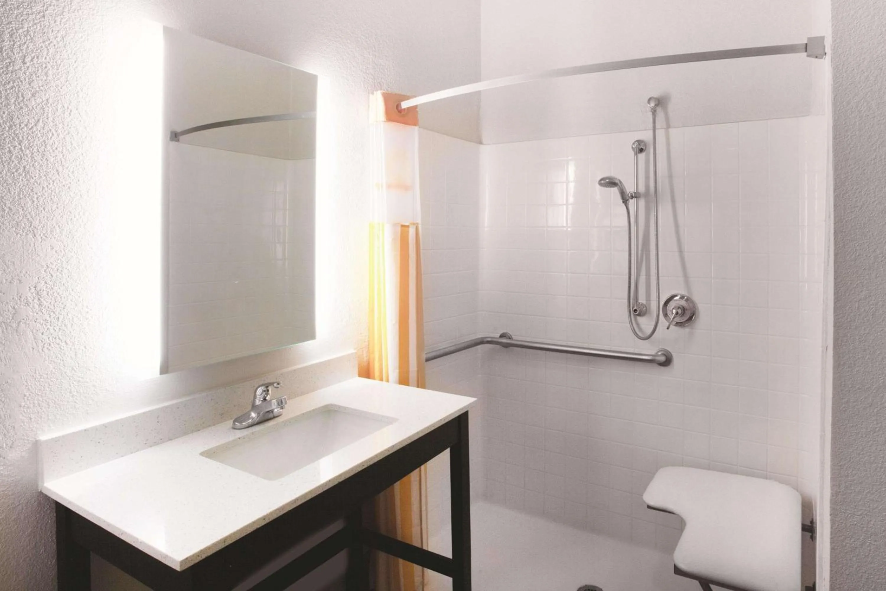 Photo of the whole room in La Quinta by Wyndham Mansfield TX