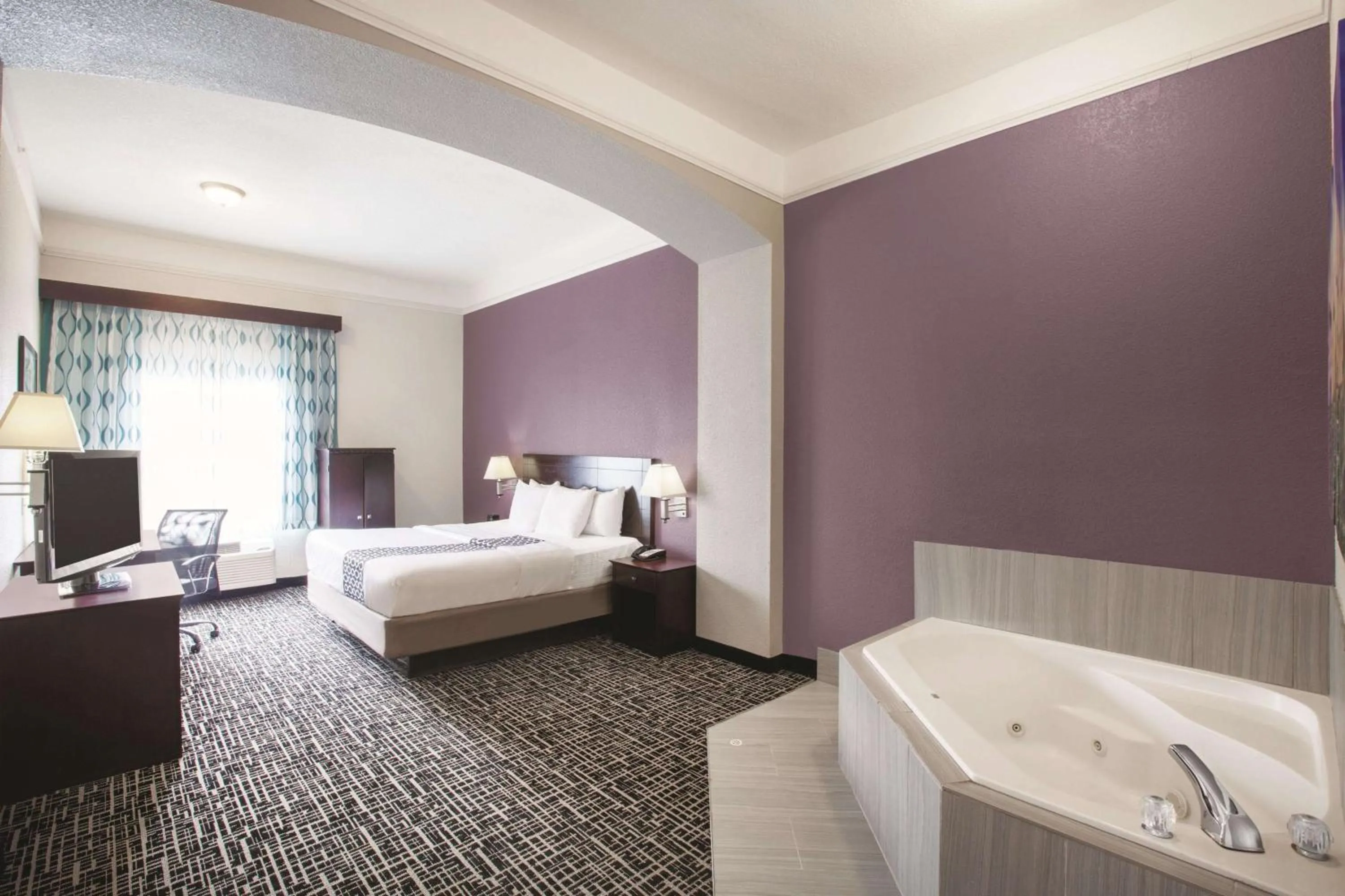 Photo of the whole room, Bed in La Quinta by Wyndham Mansfield TX