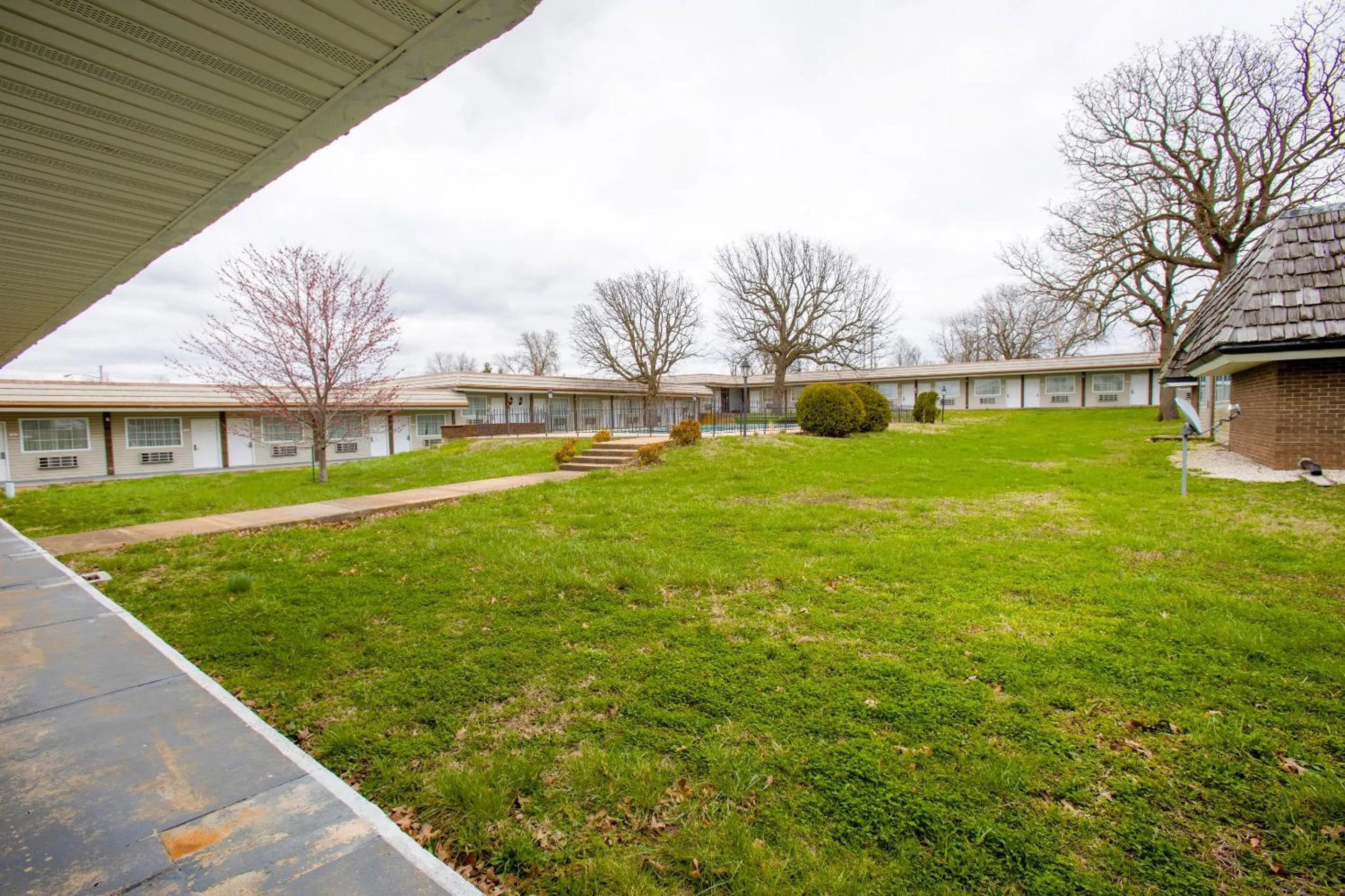 Garden in OYO Hotel Lebanon MO I-44