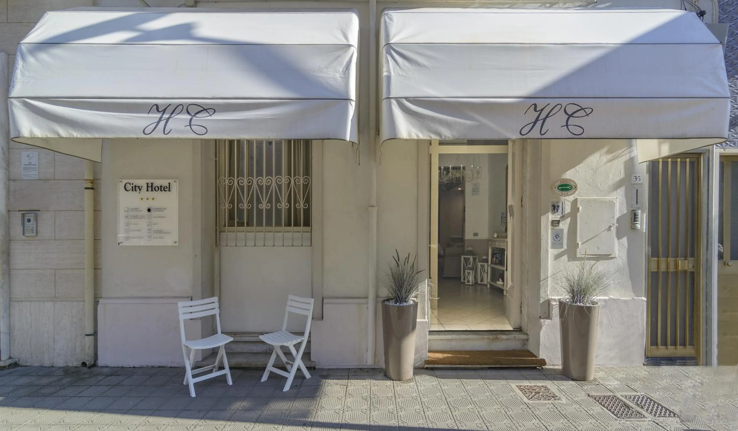 Facade/entrance in City Hotel