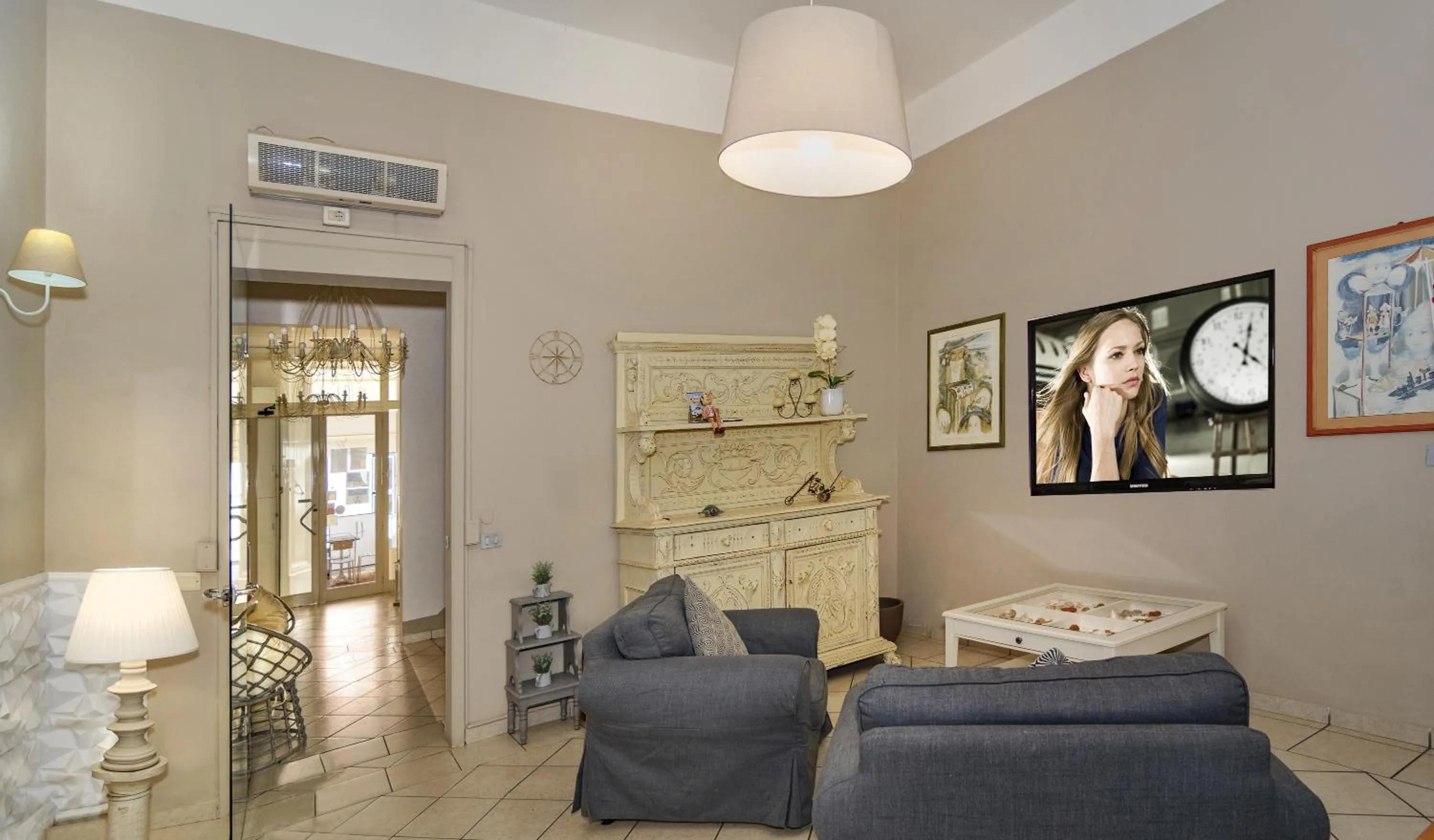 Communal lounge/ TV room in City Hotel