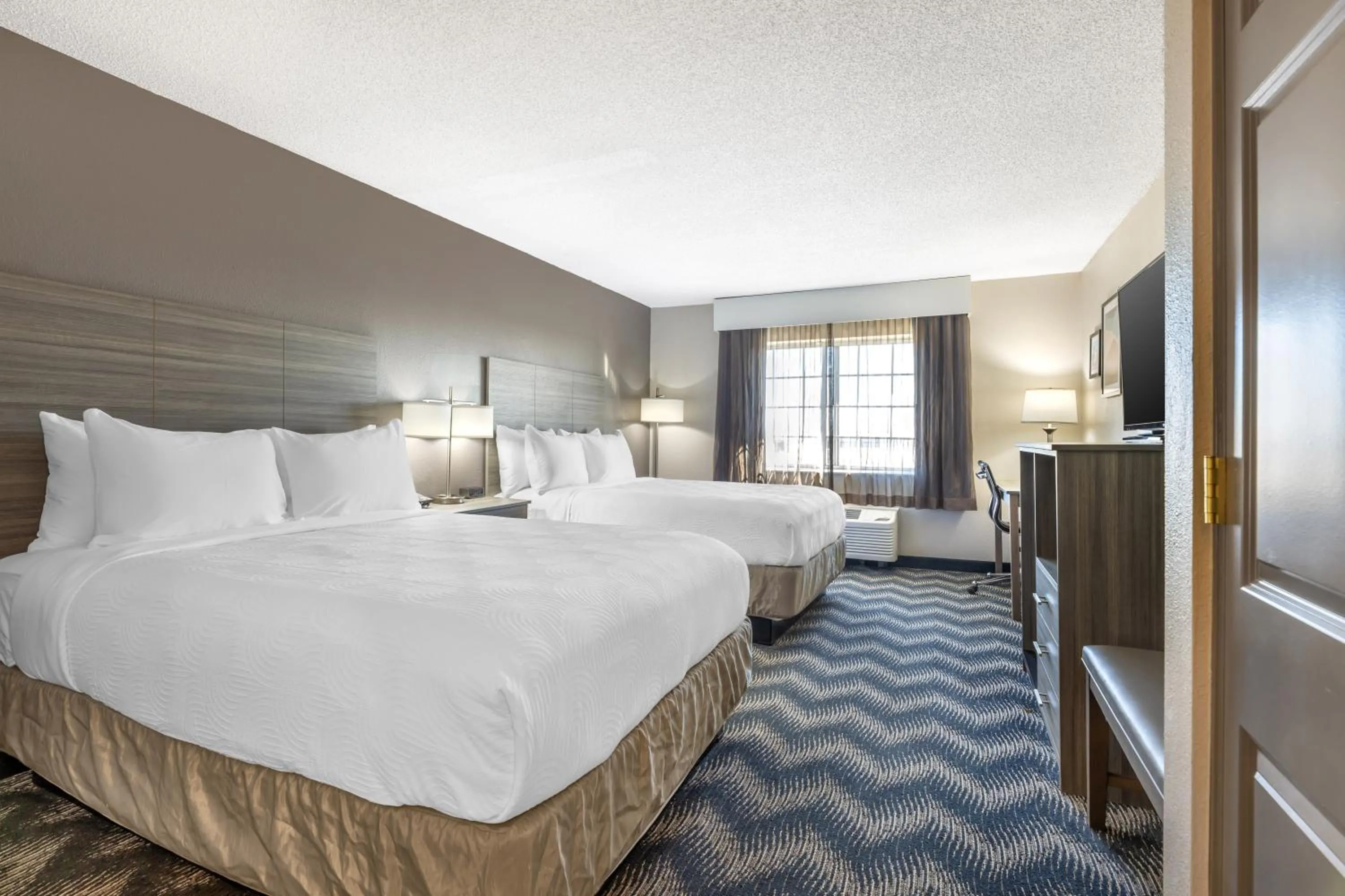 Bed in Country Inn & Suites by Radisson Bolingbrook, I-55