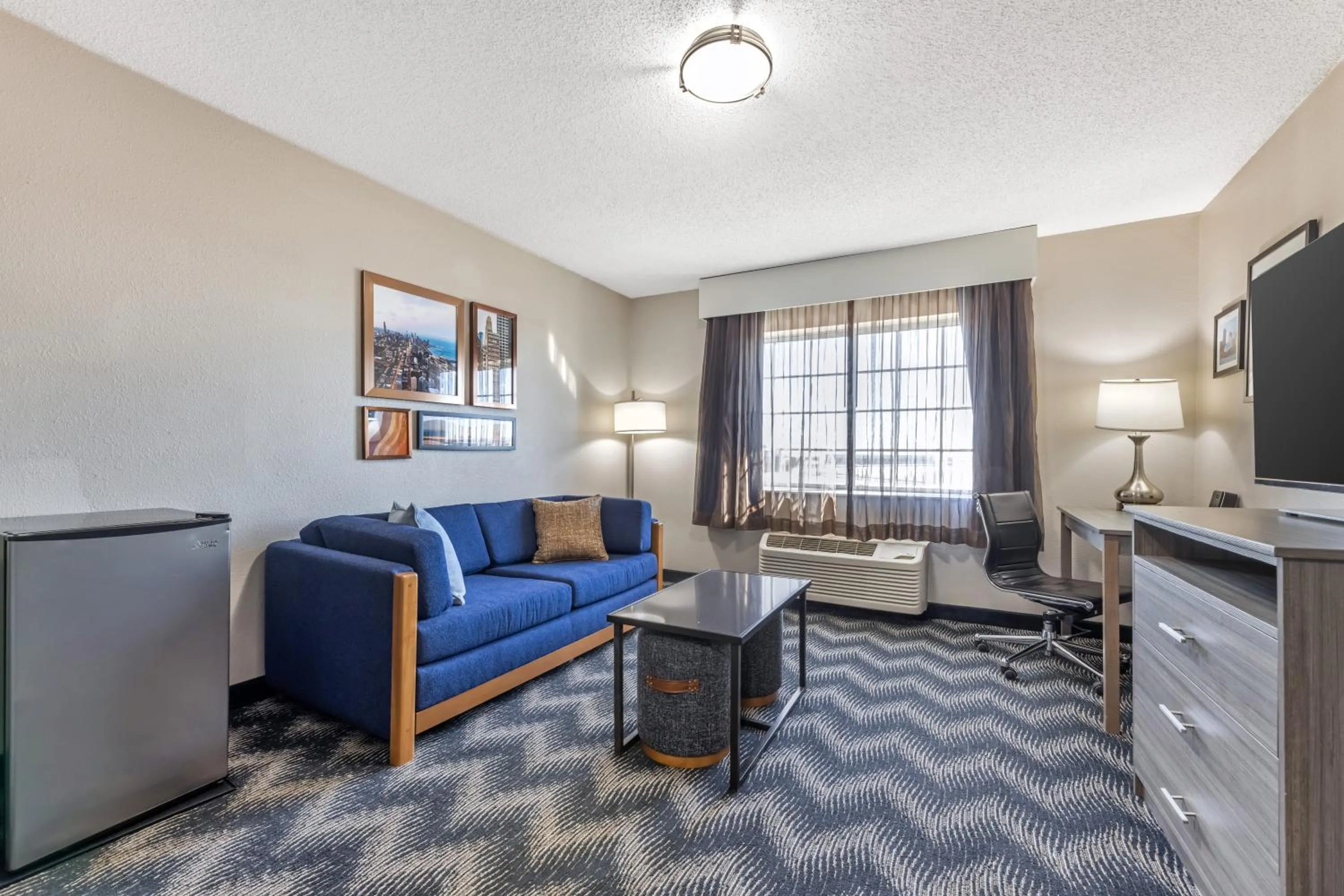 Communal lounge/ TV room in Country Inn & Suites by Radisson Bolingbrook, I-55