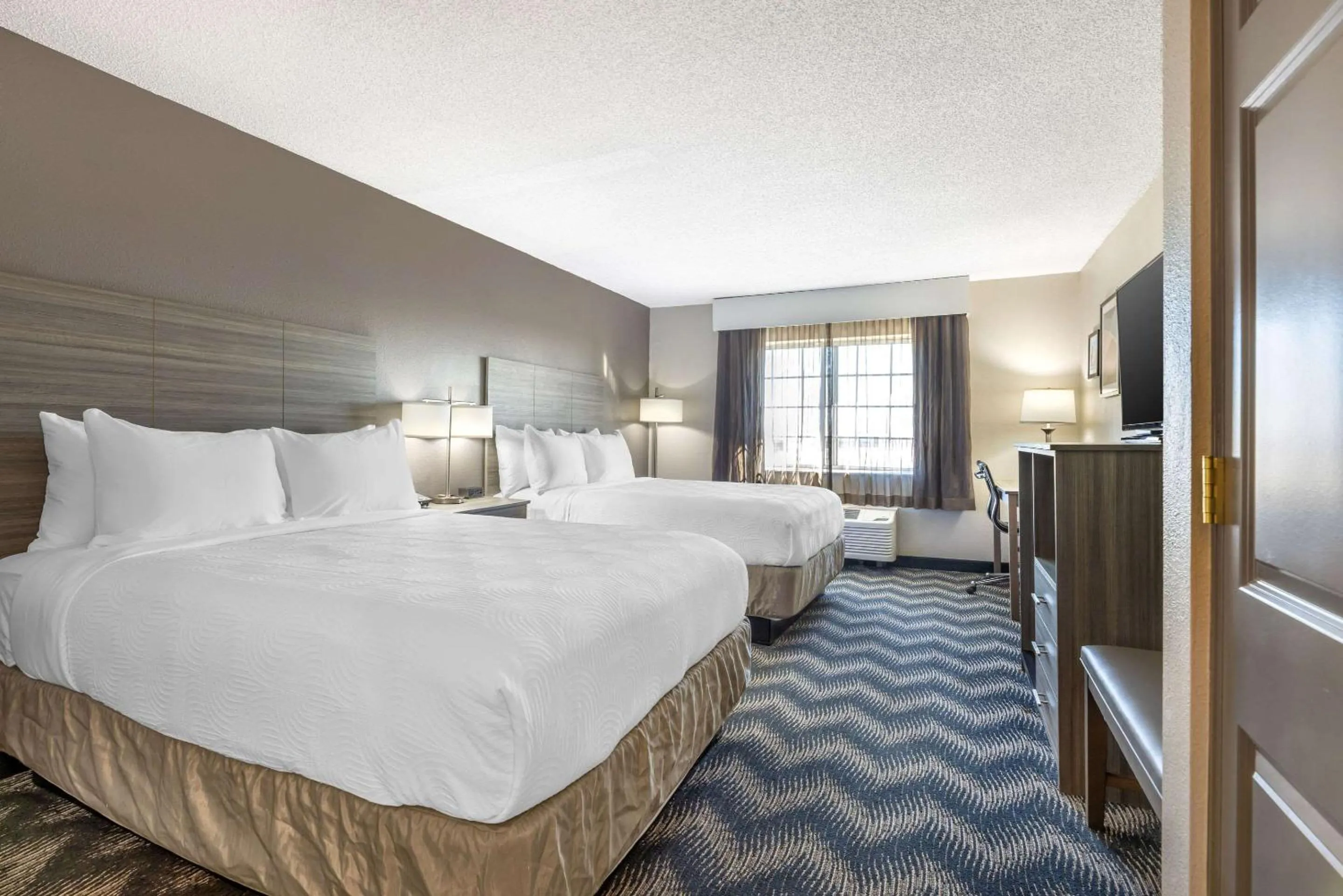 Bedroom, Bed in Country Inn & Suites by Radisson Bolingbrook, I-55