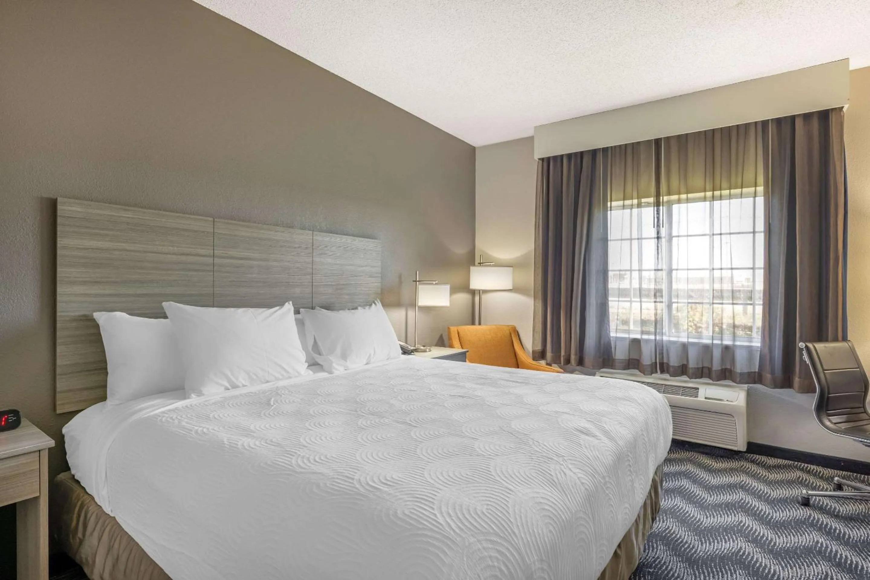 Bedroom, Bed in Country Inn & Suites by Radisson Bolingbrook, I-55
