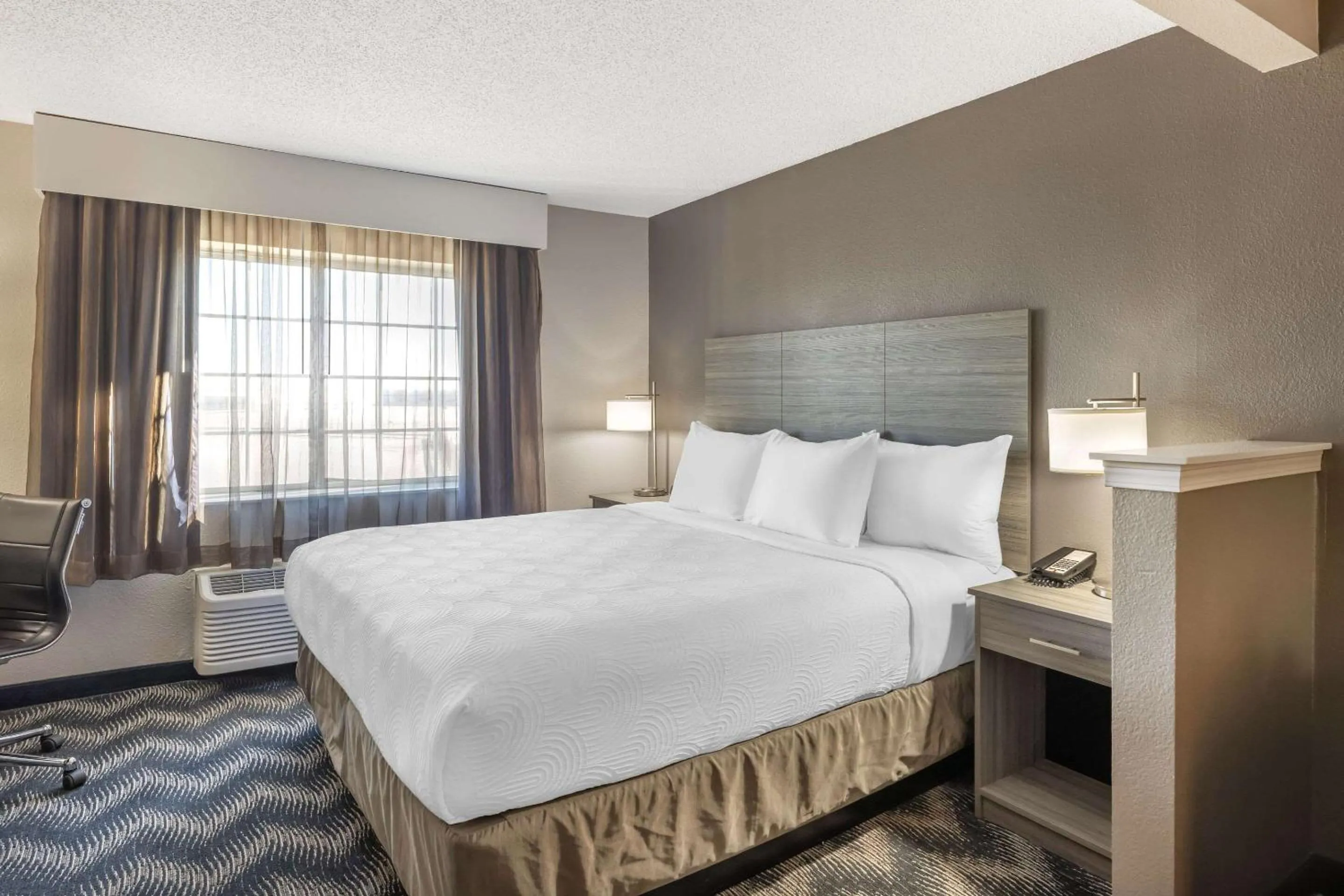 Bedroom, Bed in Country Inn & Suites by Radisson Bolingbrook, I-55
