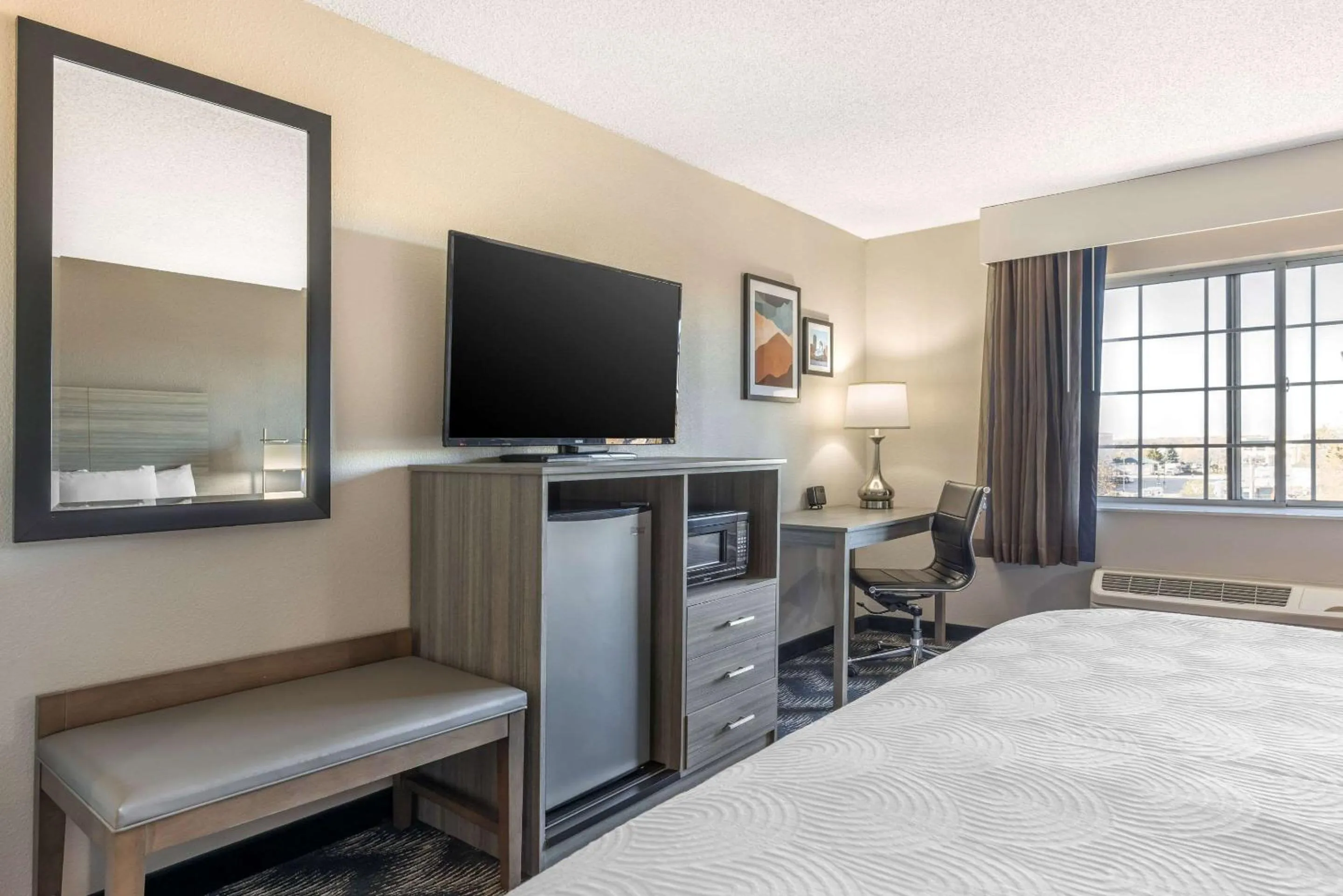 Bedroom, Bed in Country Inn & Suites by Radisson Bolingbrook, I-55