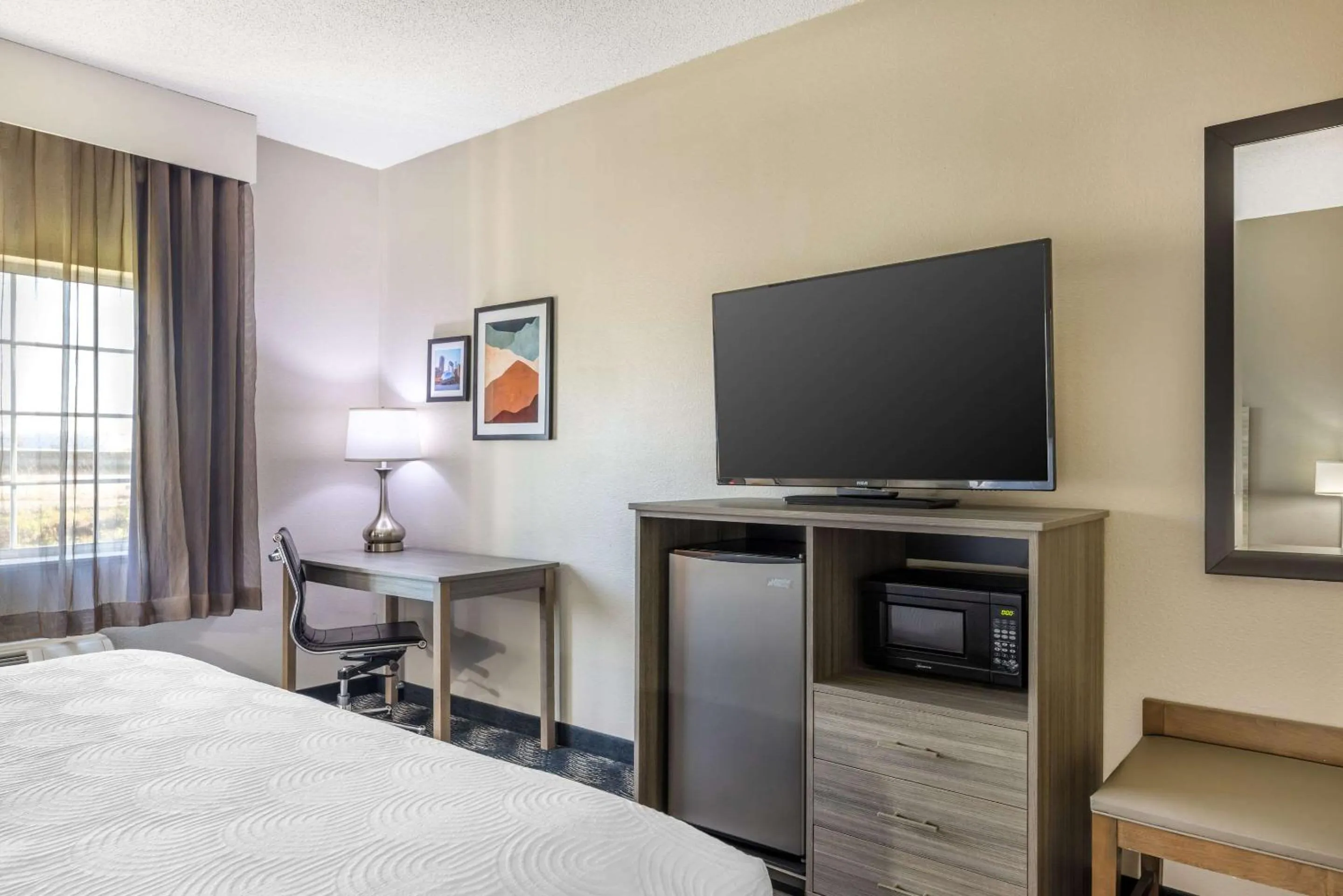 Bedroom, Bed in Country Inn & Suites by Radisson Bolingbrook, I-55