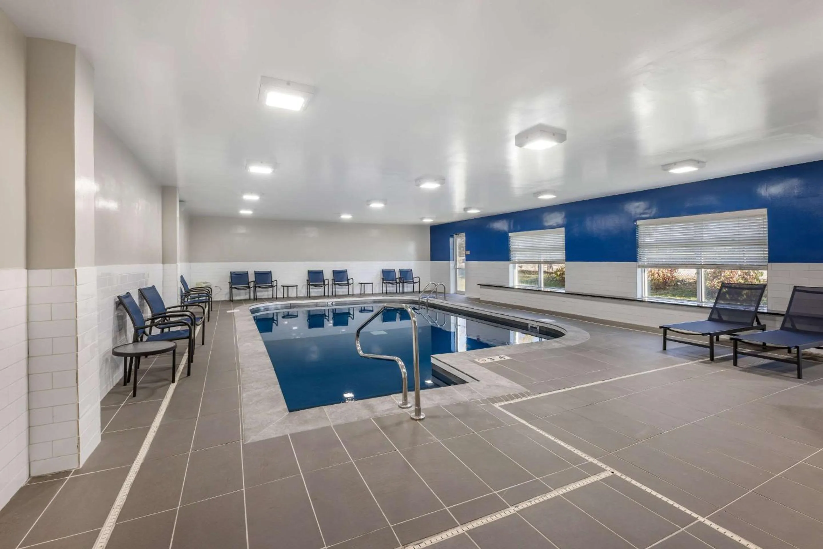 Swimming pool in Country Inn & Suites by Radisson Bolingbrook, I-55
