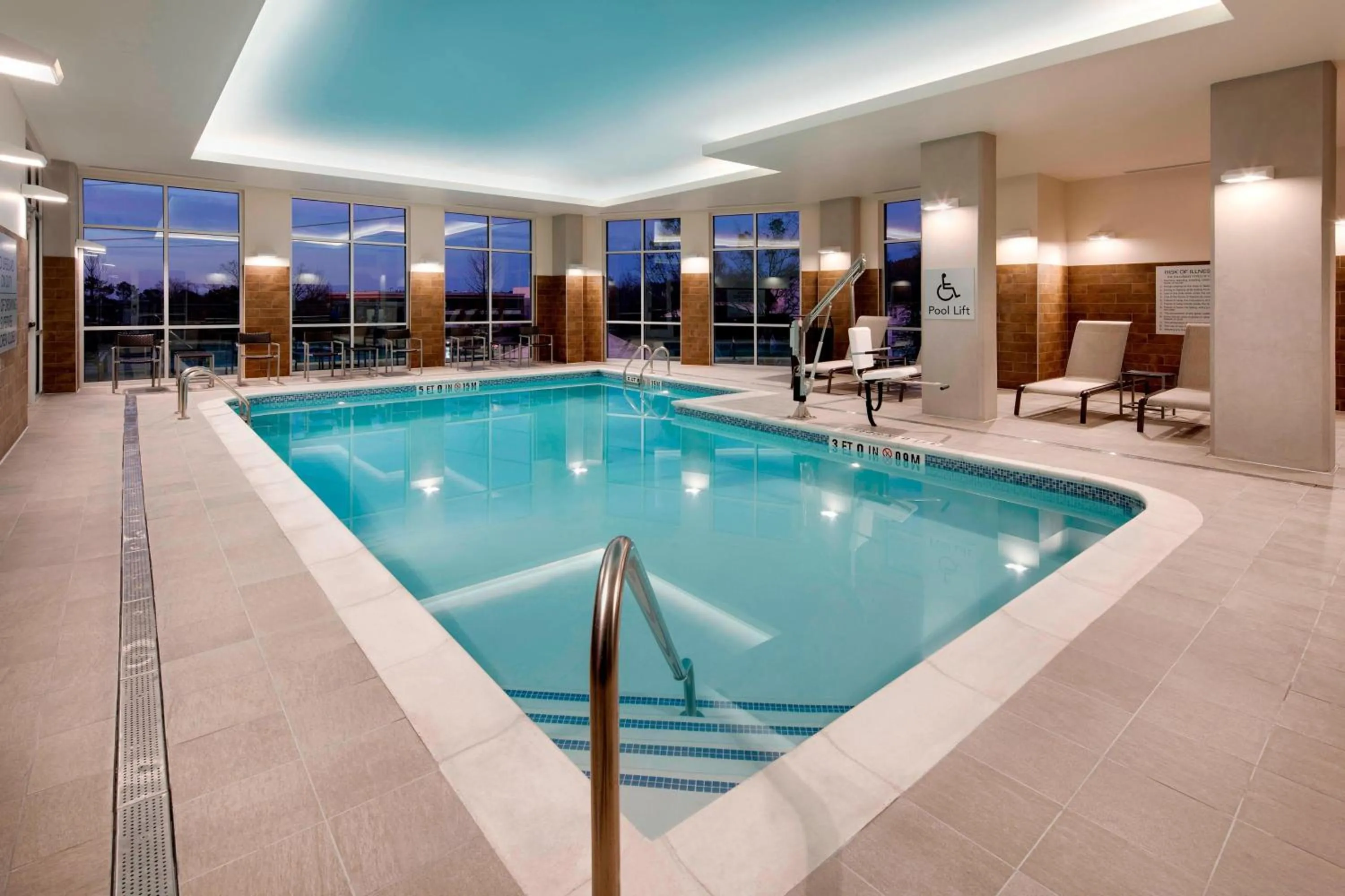Swimming pool in Courtyard by Marriott Atlanta Vinings/Galleria