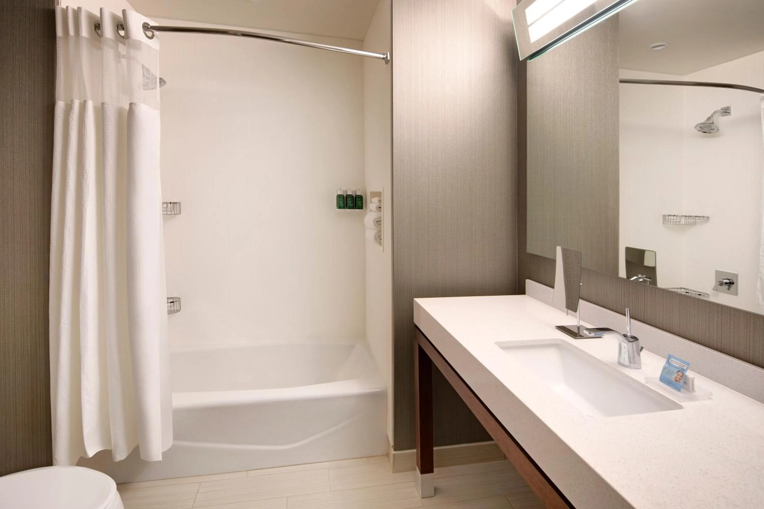 Bath in Courtyard by Marriott Atlanta Vinings/Galleria