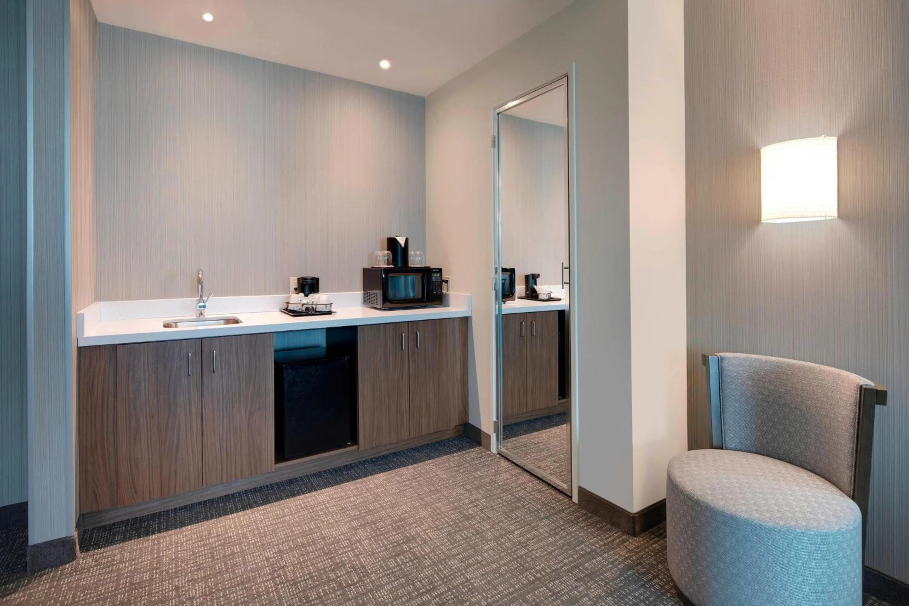 Photo of the whole room in Courtyard by Marriott Atlanta Vinings/Galleria