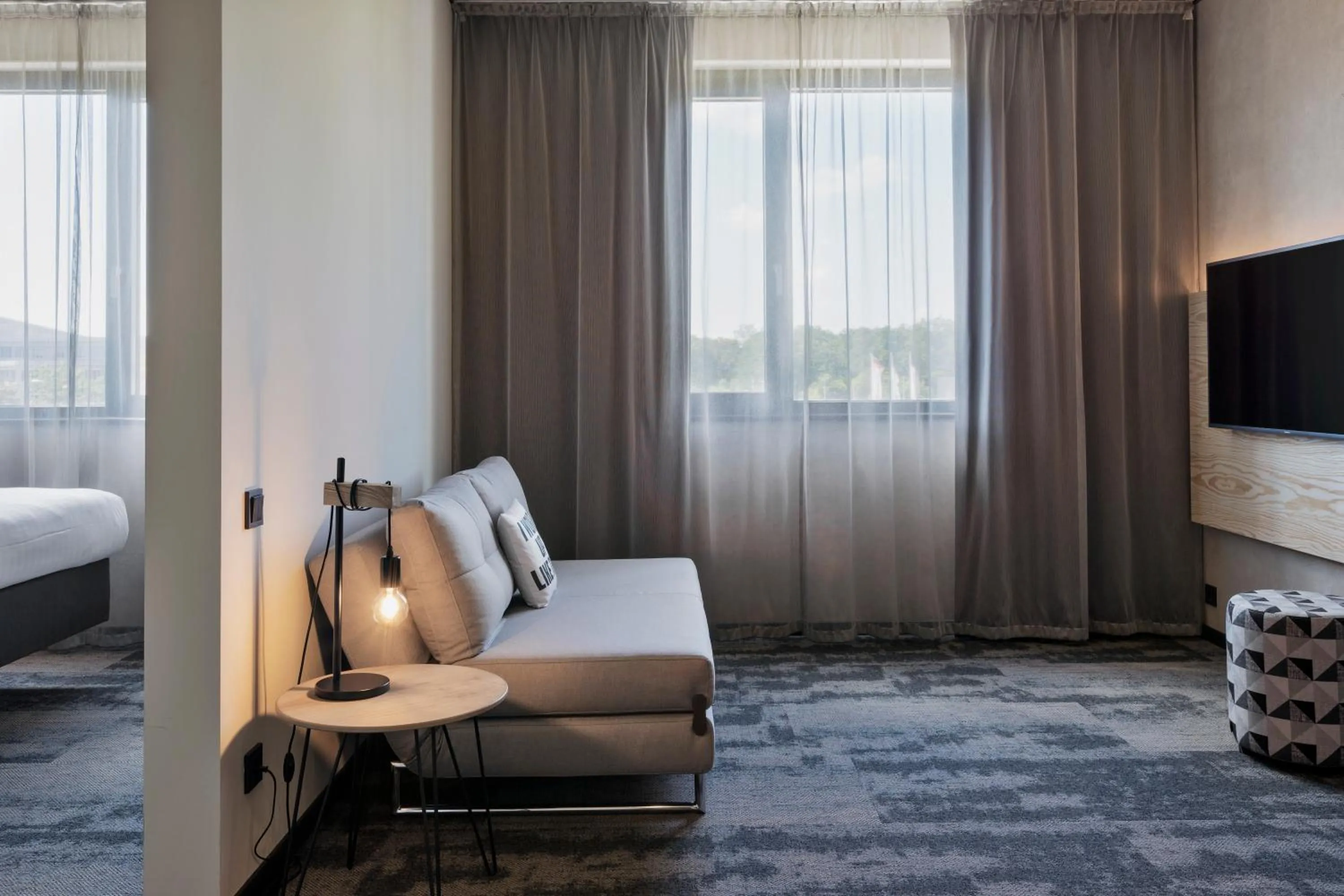 TV and multimedia, Bed in Moxy Frankfurt Airport Kelsterbach