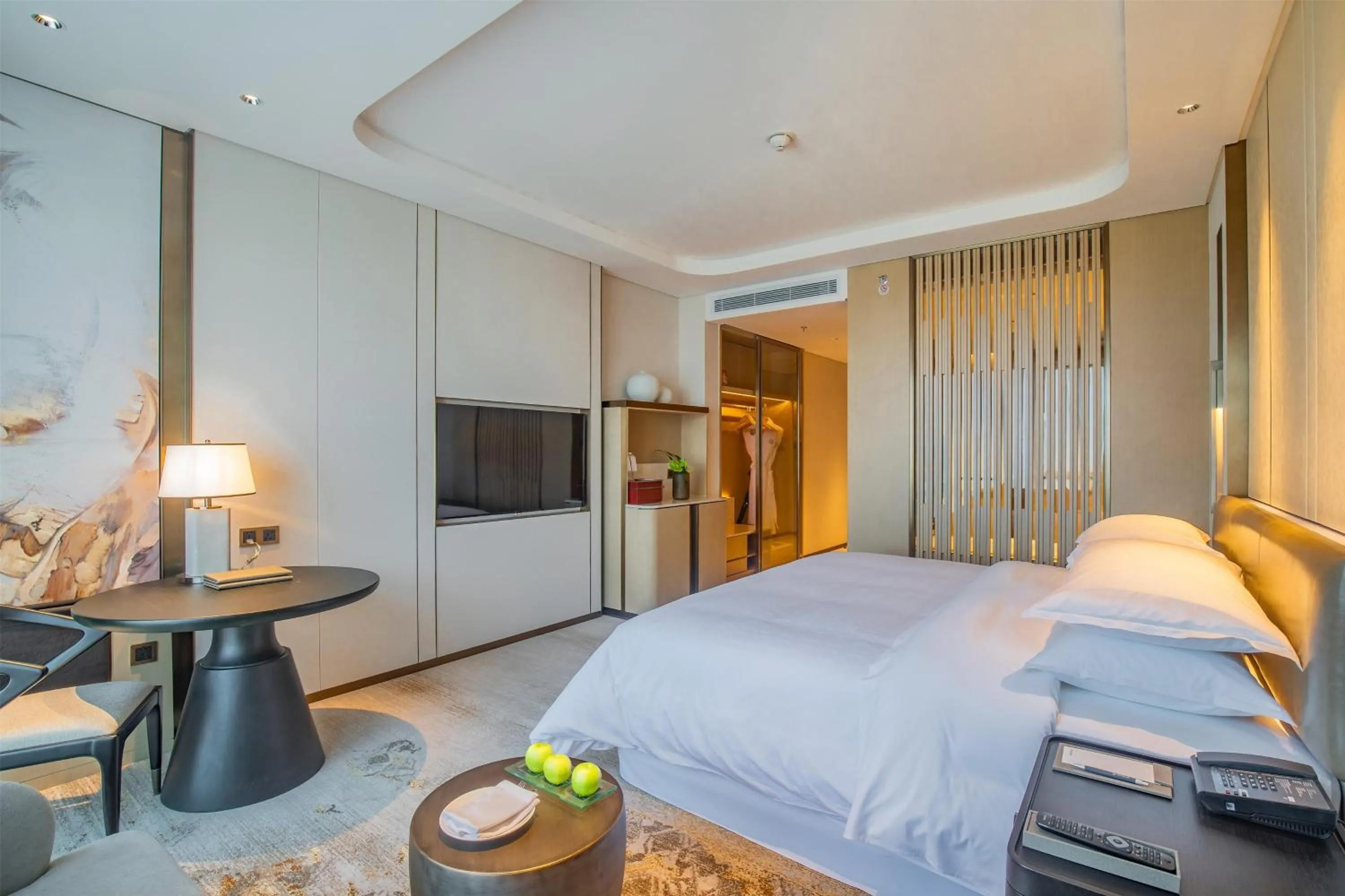 Photo of the whole room, Bed in Sheraton Yunfu Xinxing Hotel