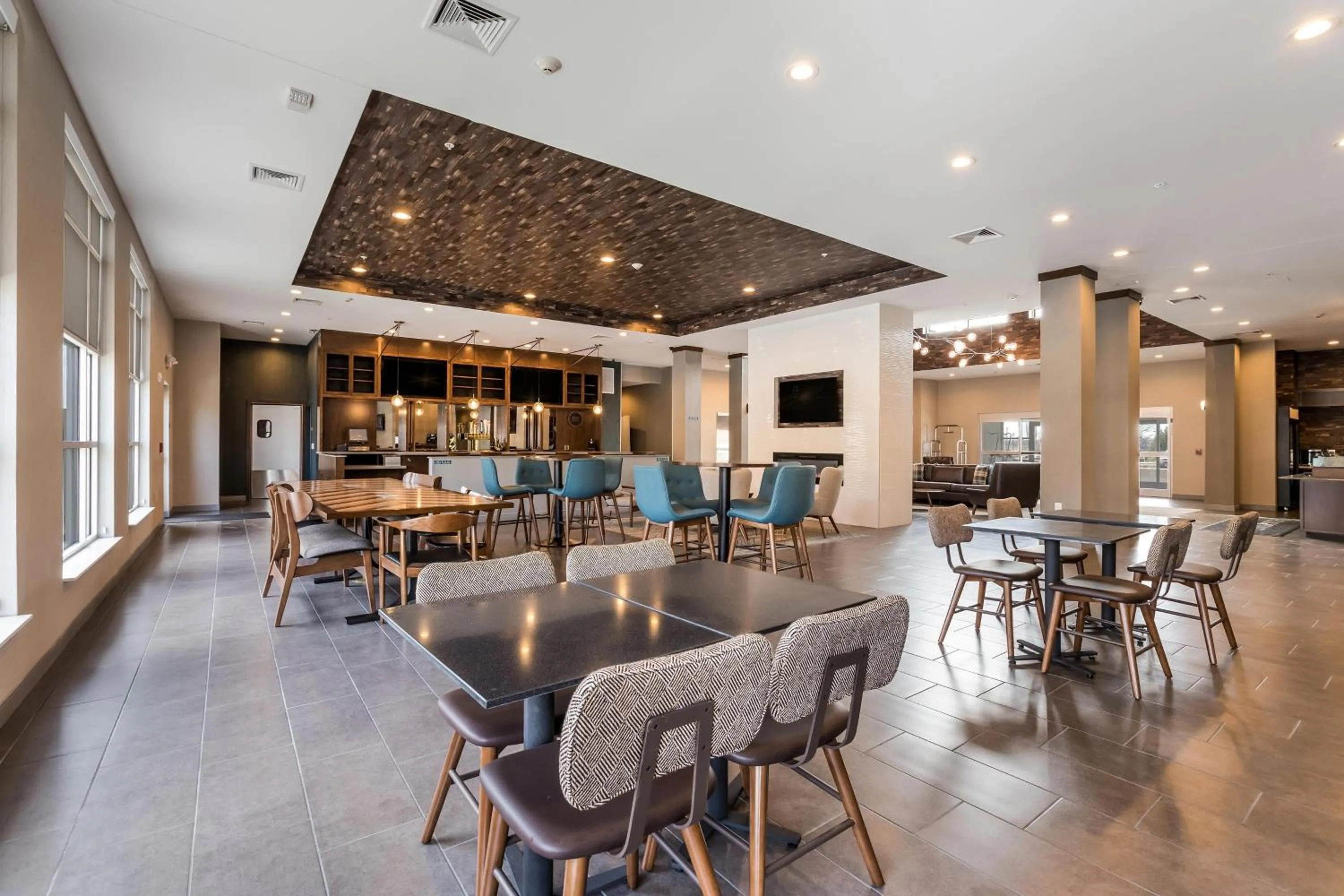 Lounge or bar in Four Points by Sheraton Elkhart