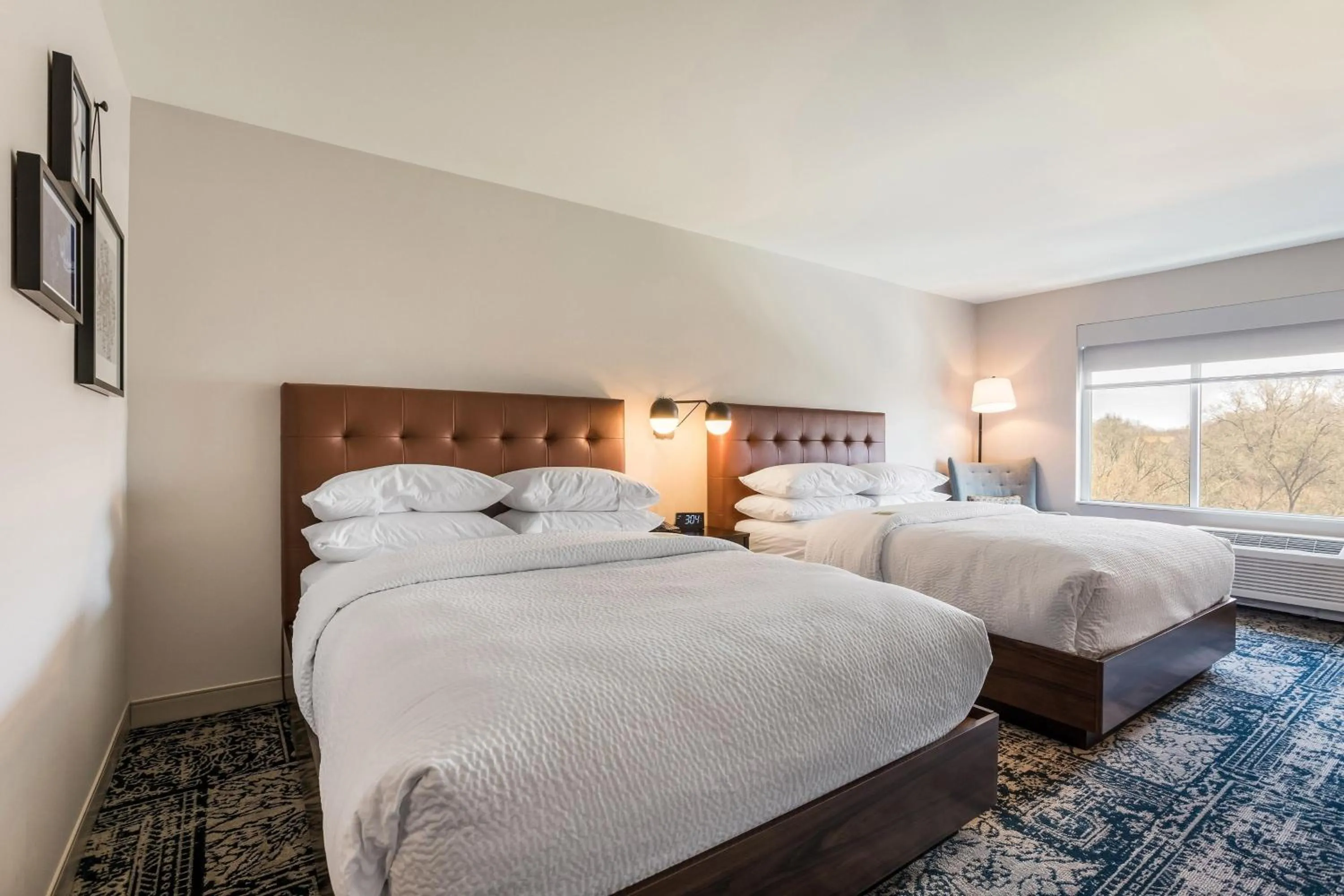 Photo of the whole room, Bed in Four Points by Sheraton Elkhart