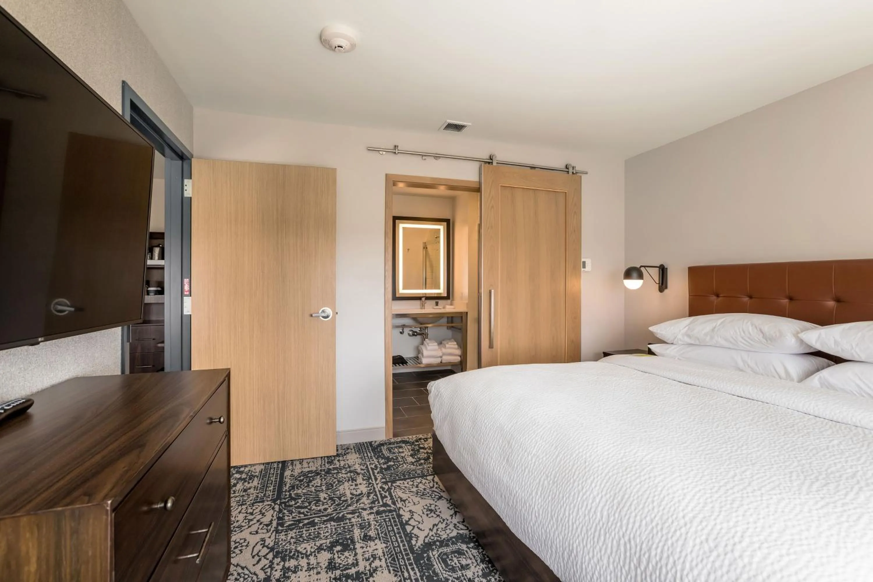 Photo of the whole room, Bed in Four Points by Sheraton Elkhart