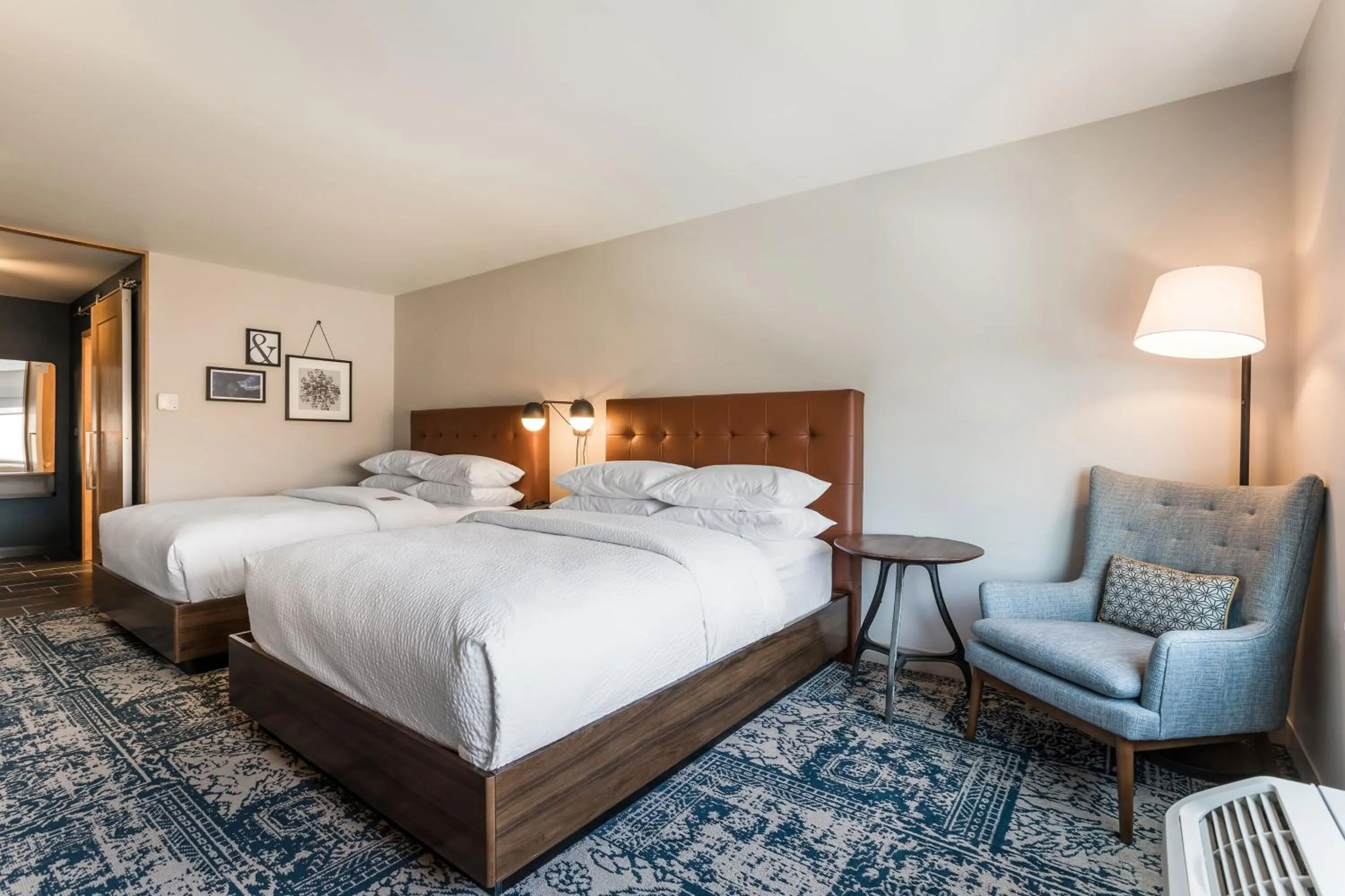 Photo of the whole room, Bed in Four Points by Sheraton Elkhart