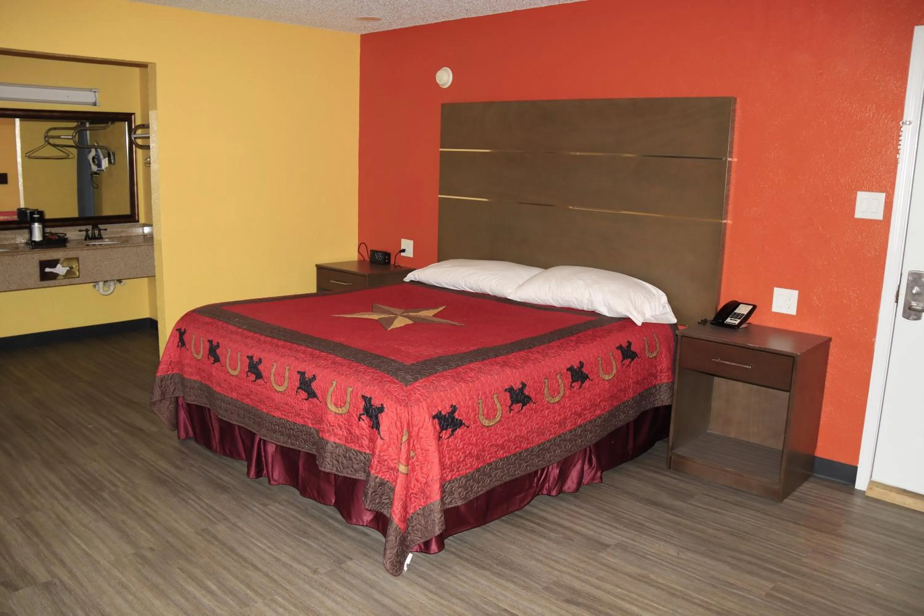 Bed in Chaparral Motel Hallettsville