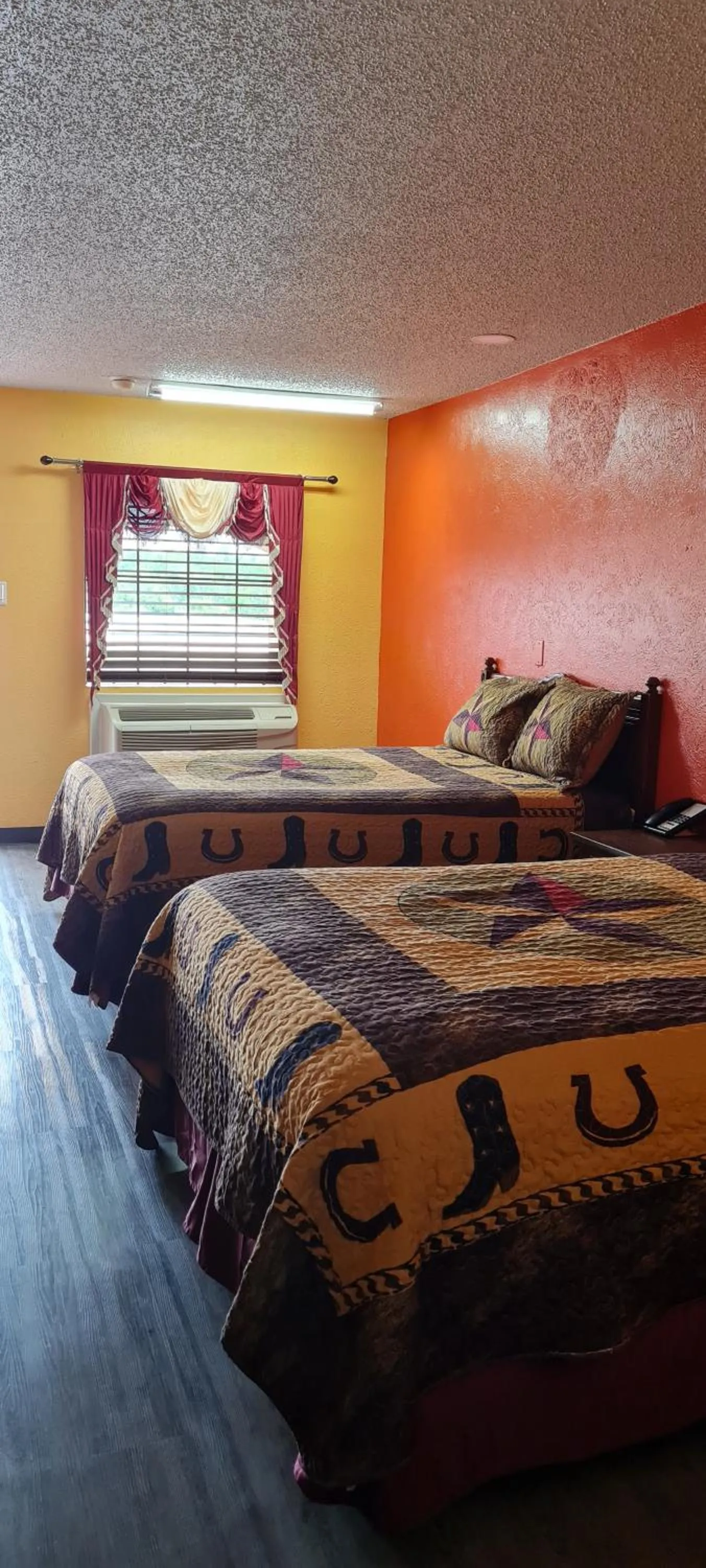 Bed in Chaparral Motel Hallettsville