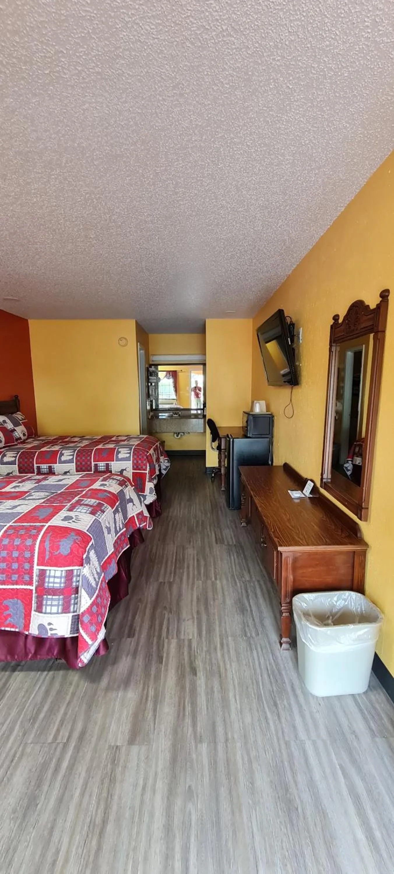 Bed in Chaparral Motel Hallettsville