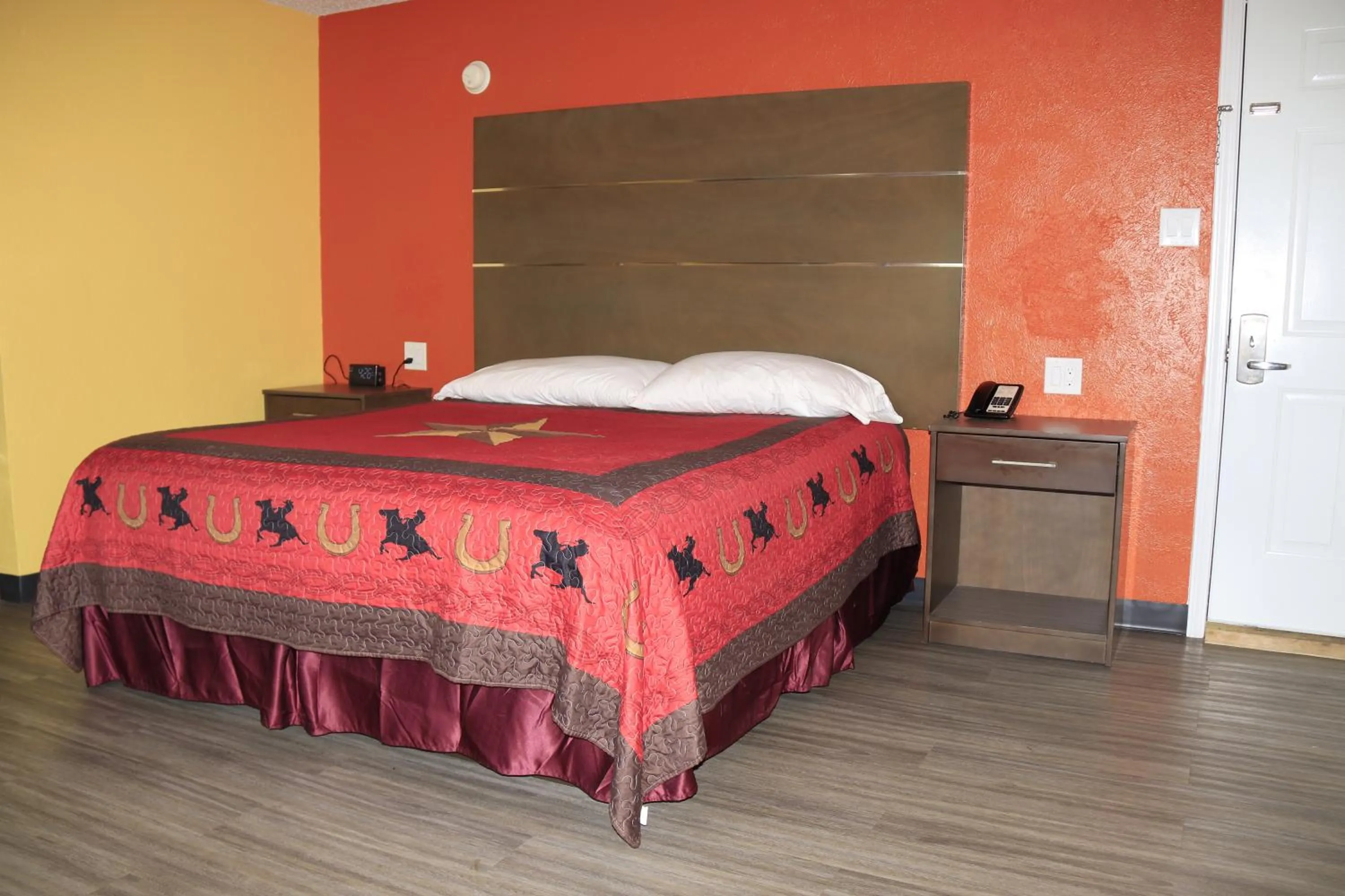 Bed in Chaparral Motel Hallettsville