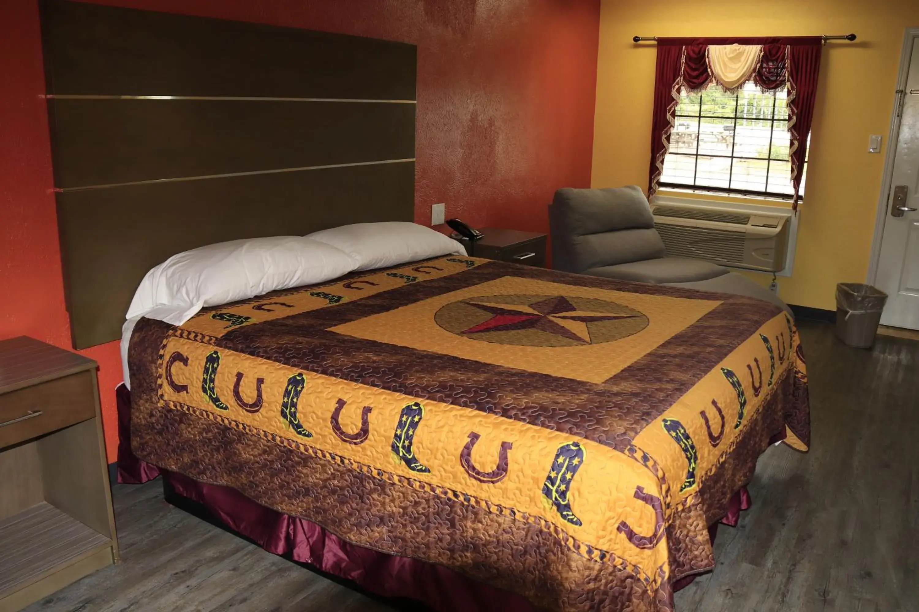 Standard King Room - single occupancy in Chaparral Motel Hallettsville Standard King Room - single occupancy in Chaparral Motel Hallettsville