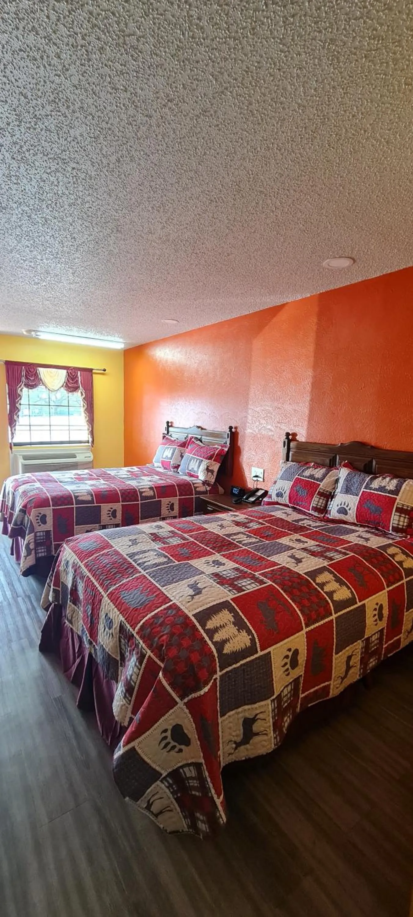 Bed in Chaparral Motel Hallettsville