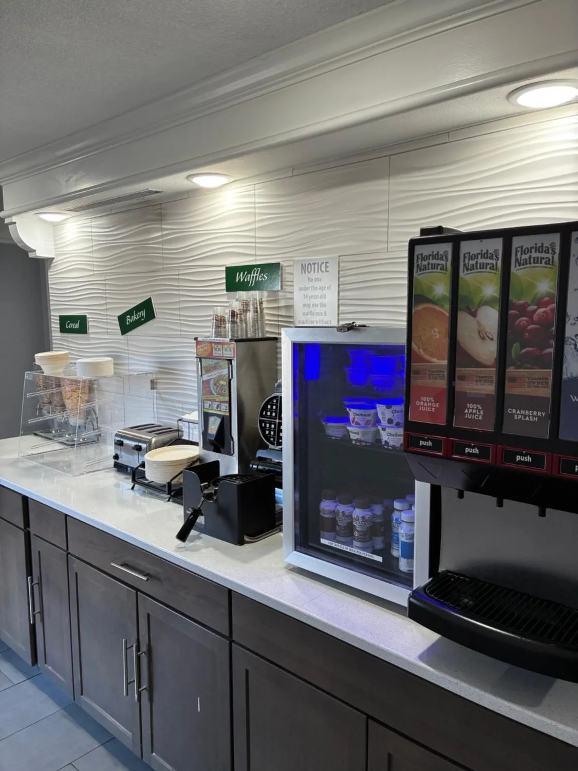 Coffee/tea facilities in La Quinta Inn by Wyndham Farmington
