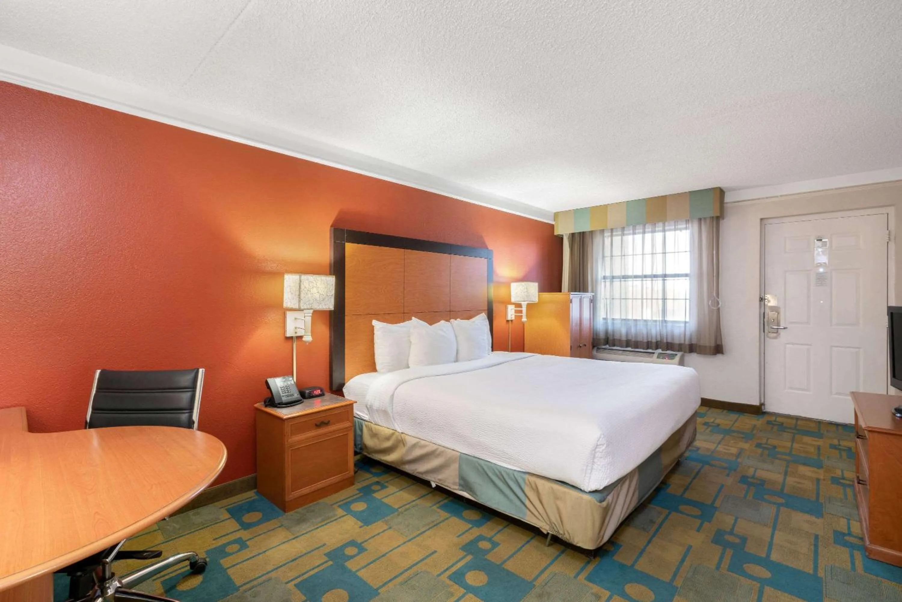 Photo of the whole room, Bed in La Quinta Inn by Wyndham Phoenix Sky Harbor Airport