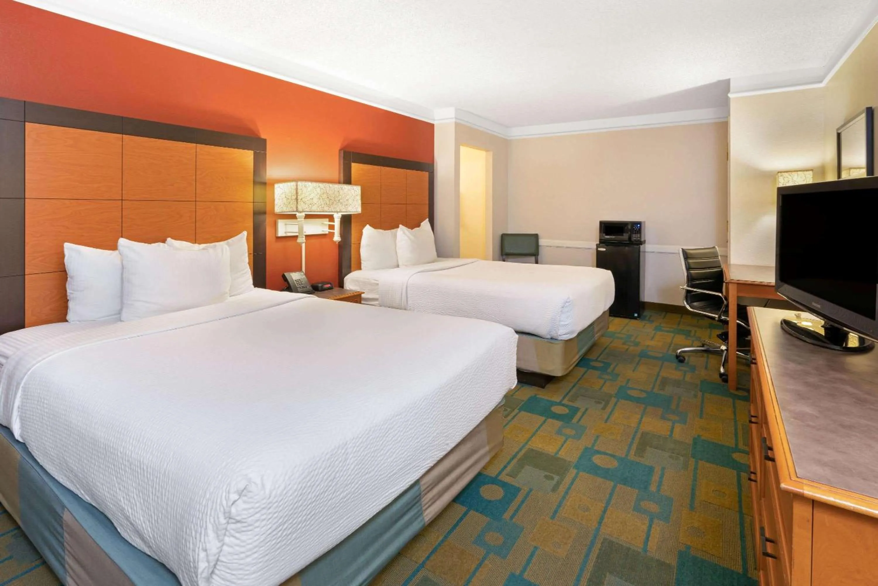 Photo of the whole room, Bed in La Quinta Inn by Wyndham Phoenix Sky Harbor Airport