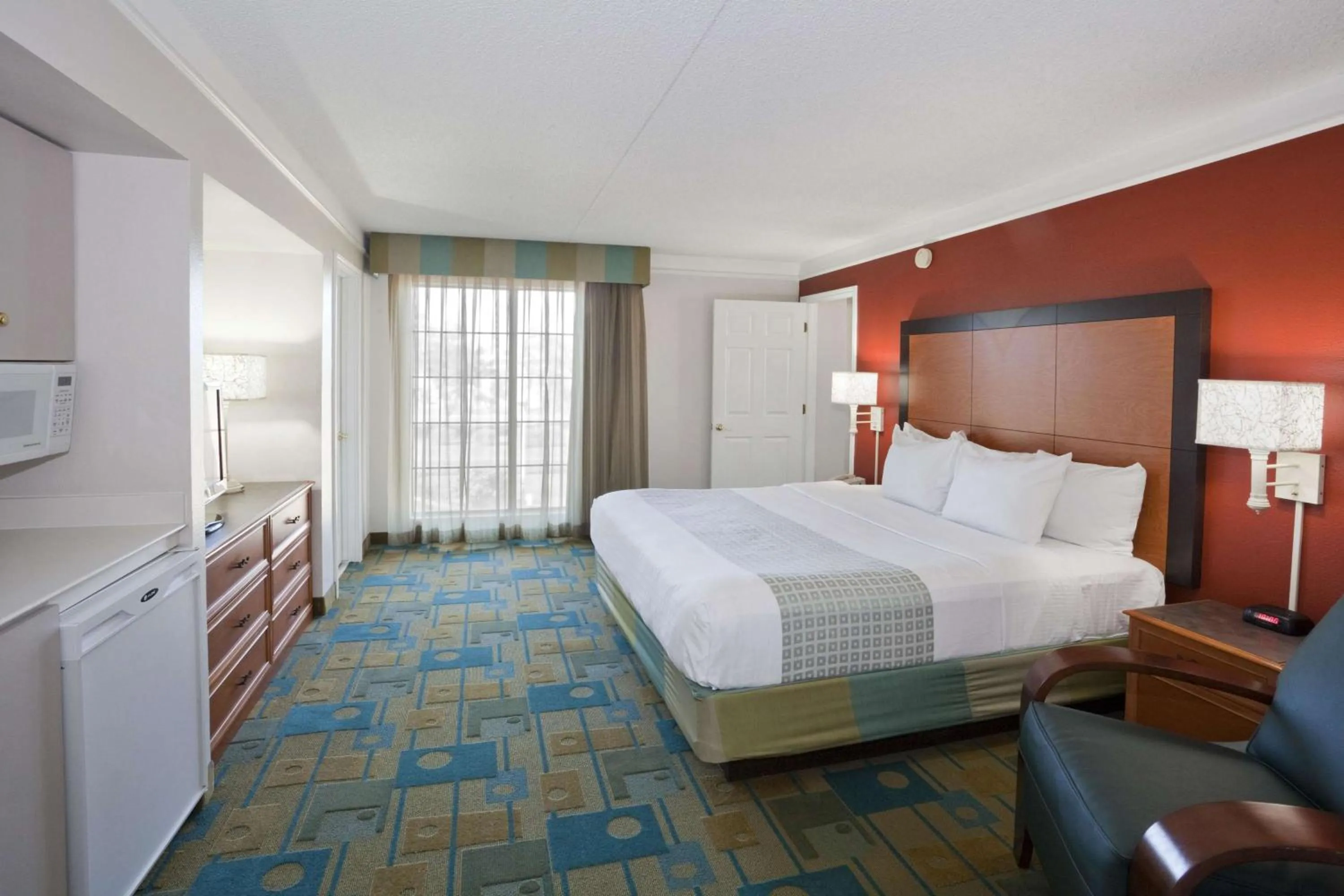 Photo of the whole room, Bed in La Quinta Inn by Wyndham Phoenix Sky Harbor Airport