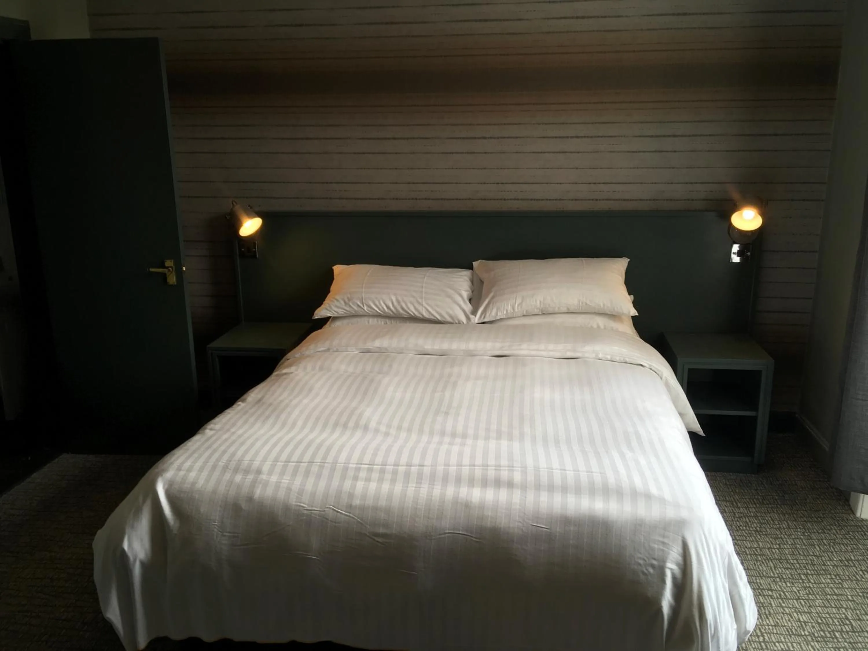 Bed in Kings Arms Hotel
