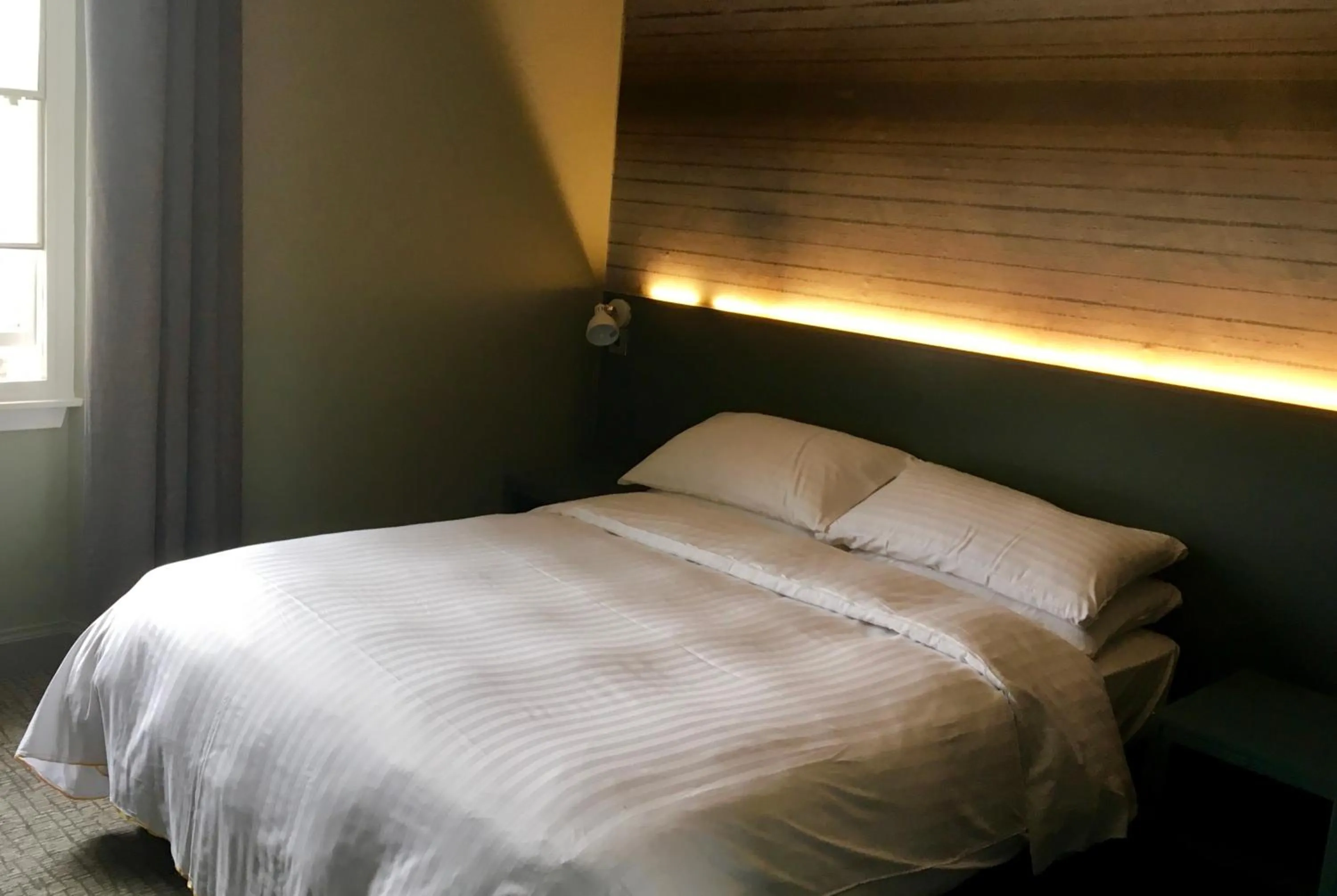 Bedroom, Bed in Kings Arms Hotel