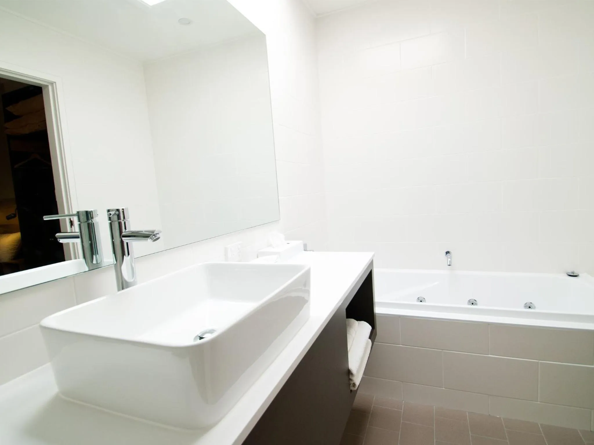 Bathroom in Posthouse Motor Lodge