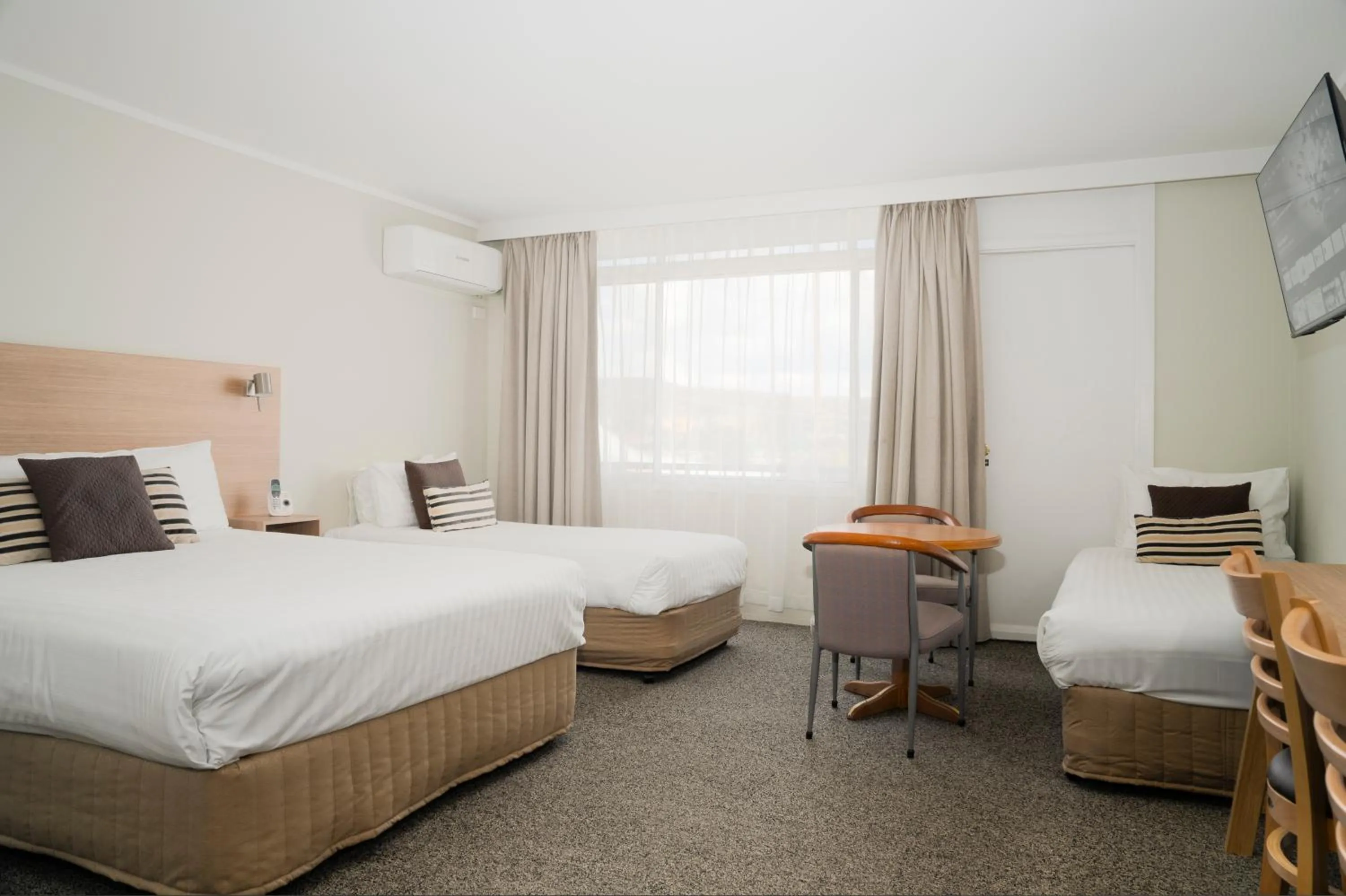 Photo of the whole room, Bed in Posthouse Motor Lodge