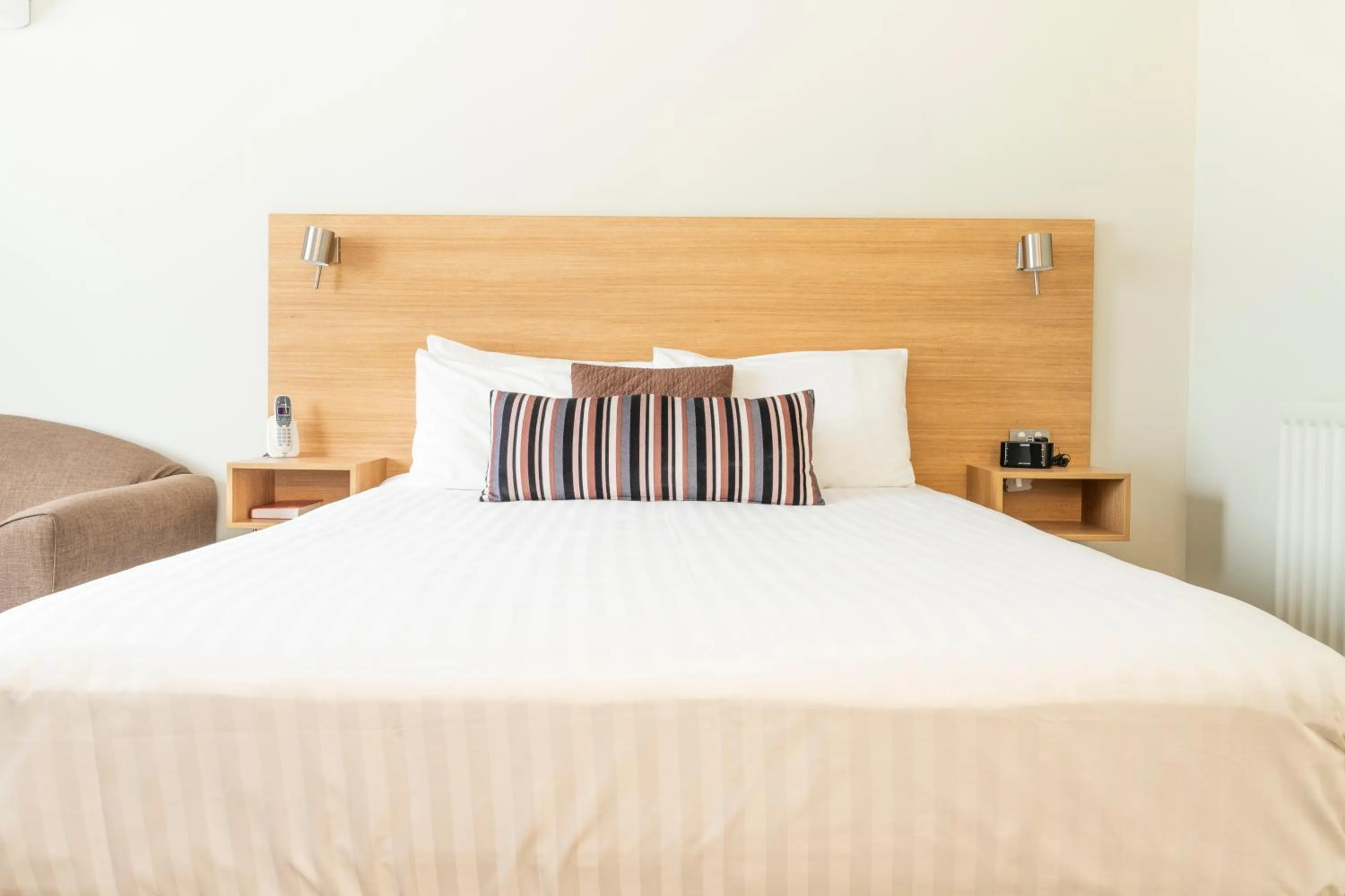 Bedroom, Bed in Posthouse Motor Lodge