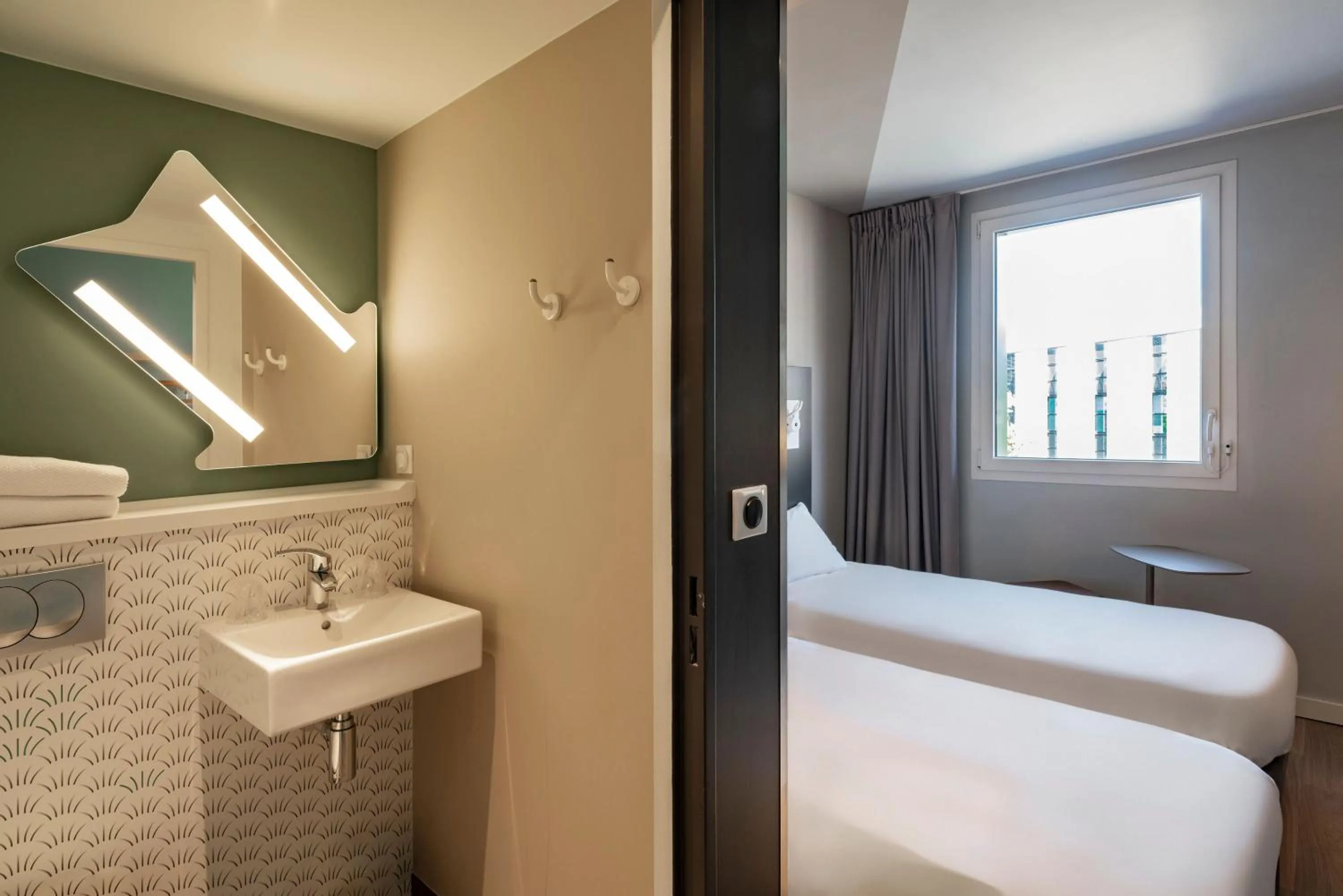 Shower in ibis budget Saint-Étienne Centre Gare Châteaucreux