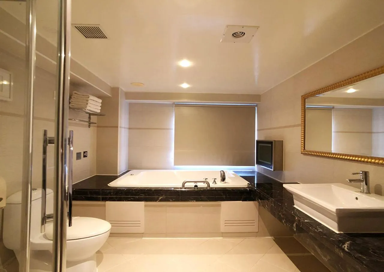 Toilet in Shihzuwan Hotel – Kaohsiung Station