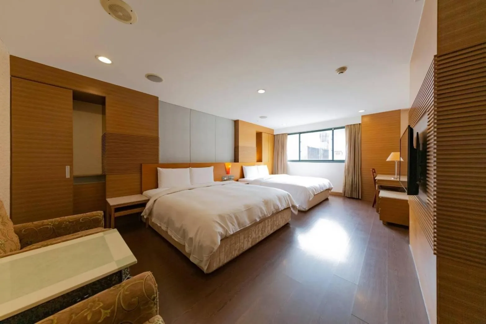 Photo of the whole room, Bed in Shihzuwan Hotel – Kaohsiung Station
